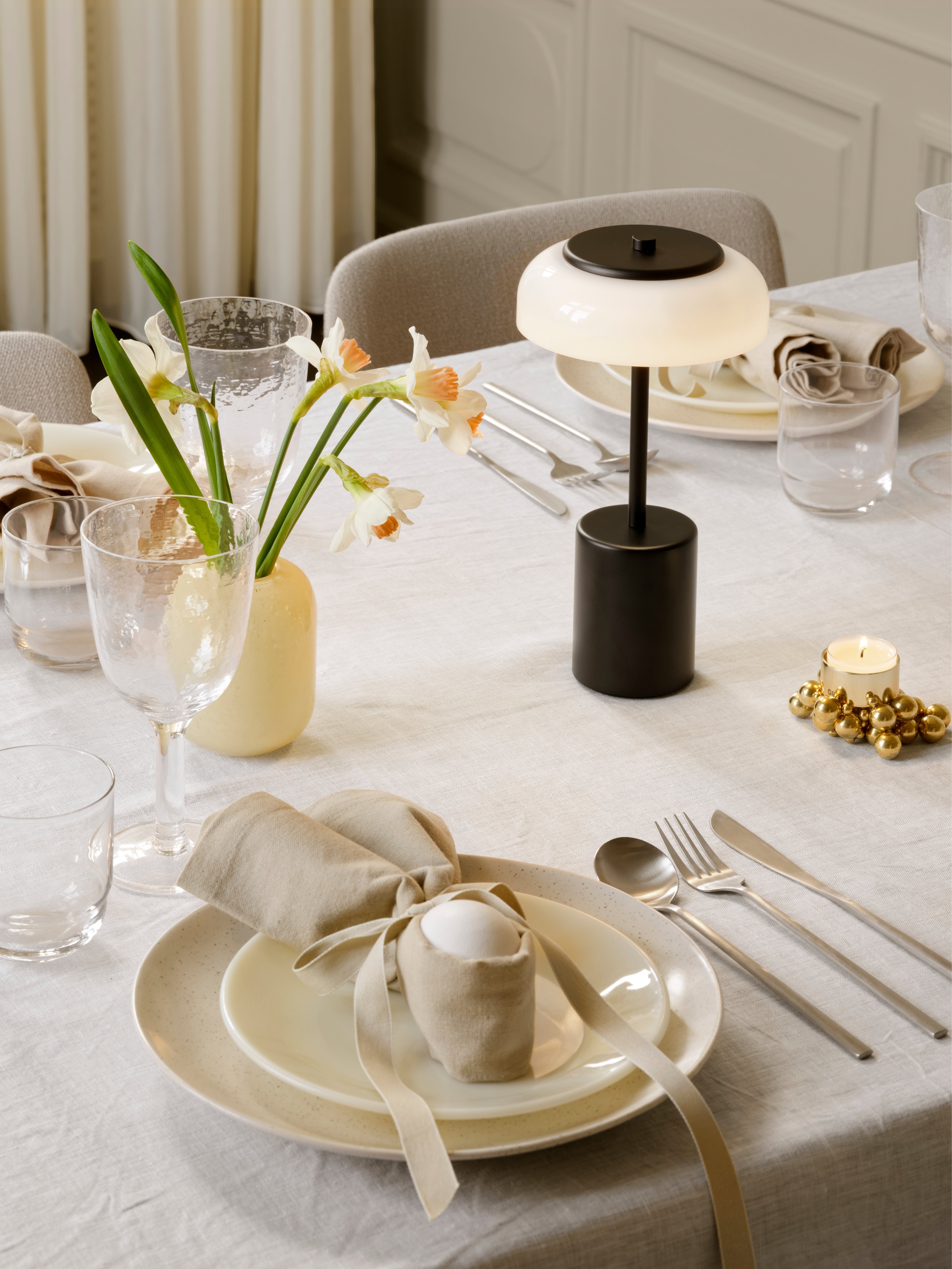 Tragbare Lampe BLOSSI schwarz mit opalem Glas