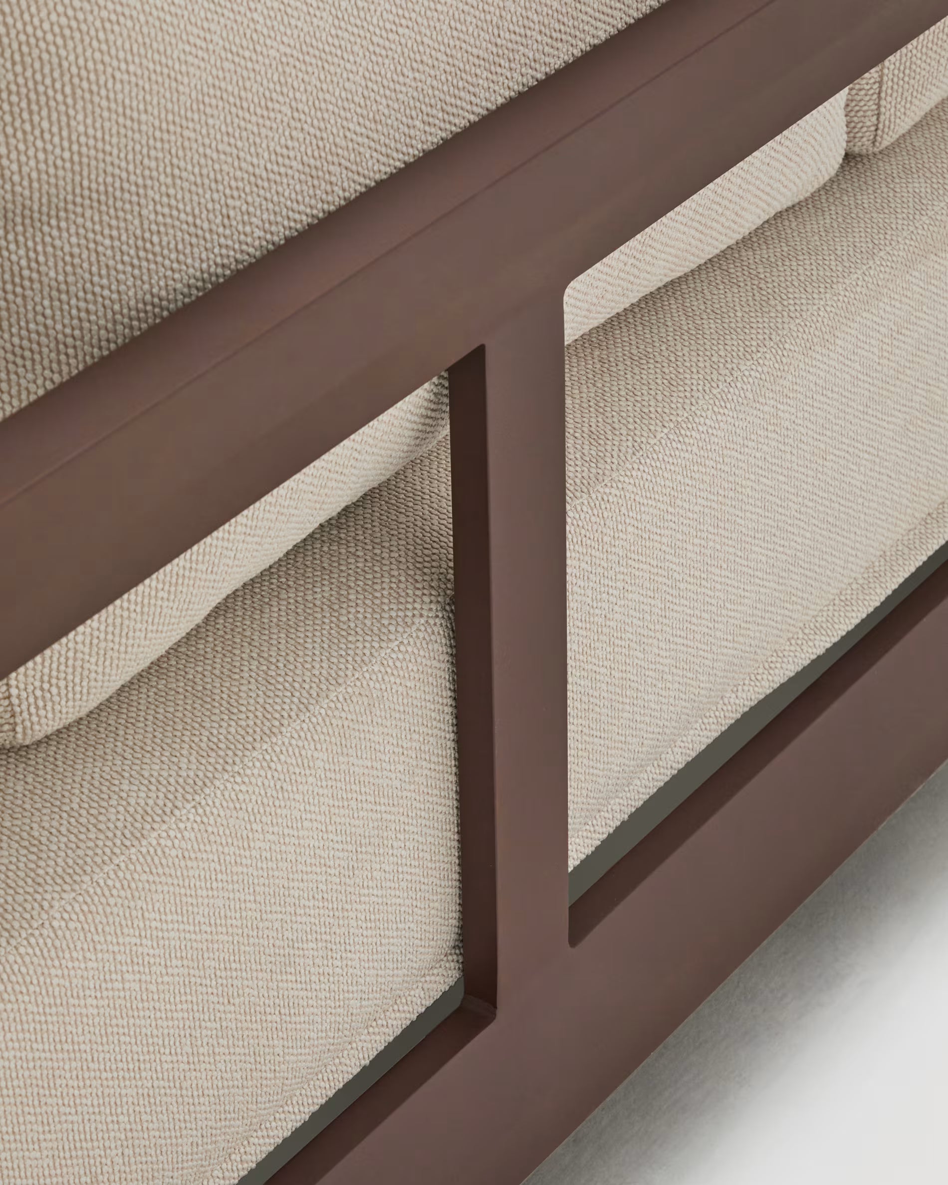 Sofa ogrodowa 3-osobowa NERANO jasnobeżowy z brązową podstawą – Kave Home