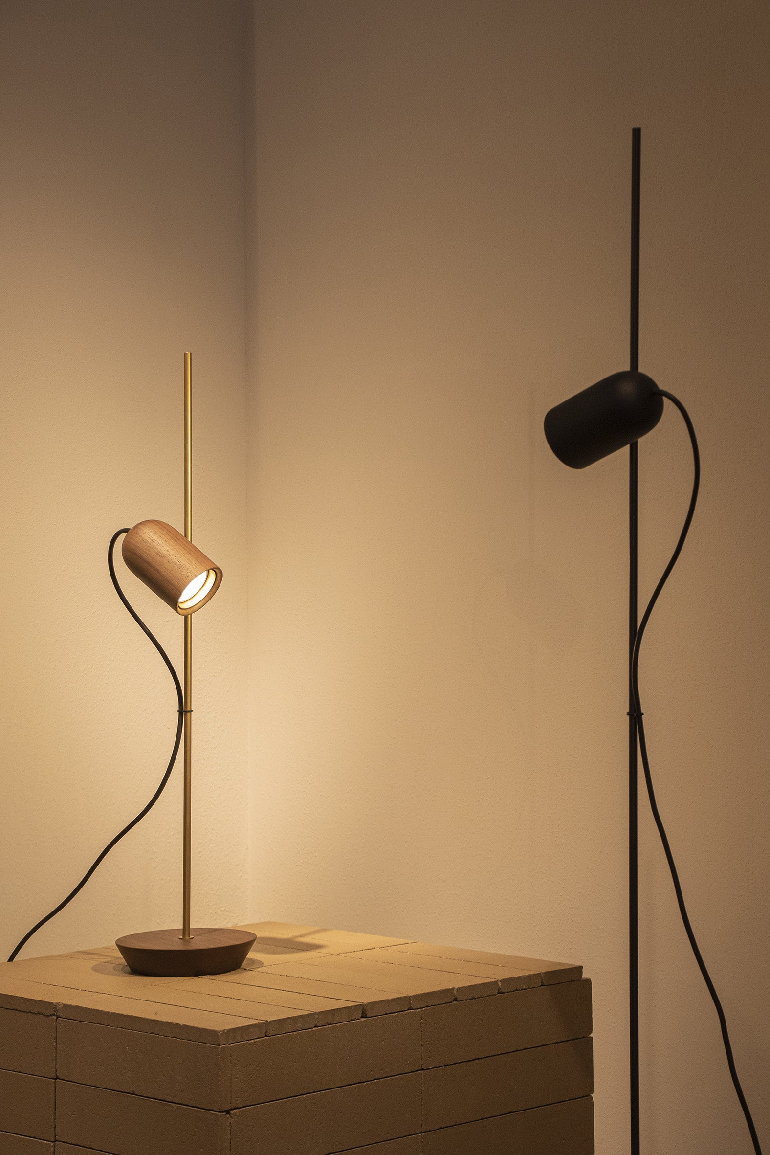 Lampa stołowa ONFA drewno orzechowe z mosiężnym wykończeniem