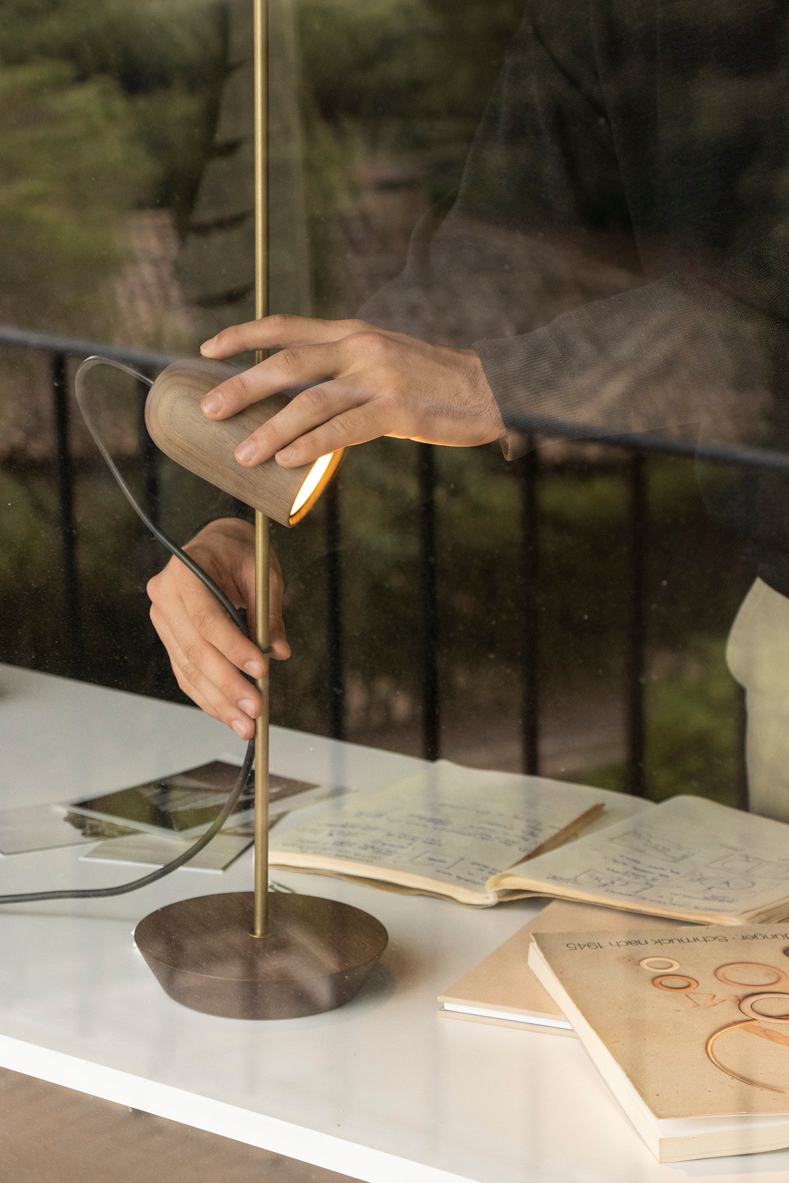 Lampa stołowa ONFA drewno orzechowe z mosiężnym wykończeniem