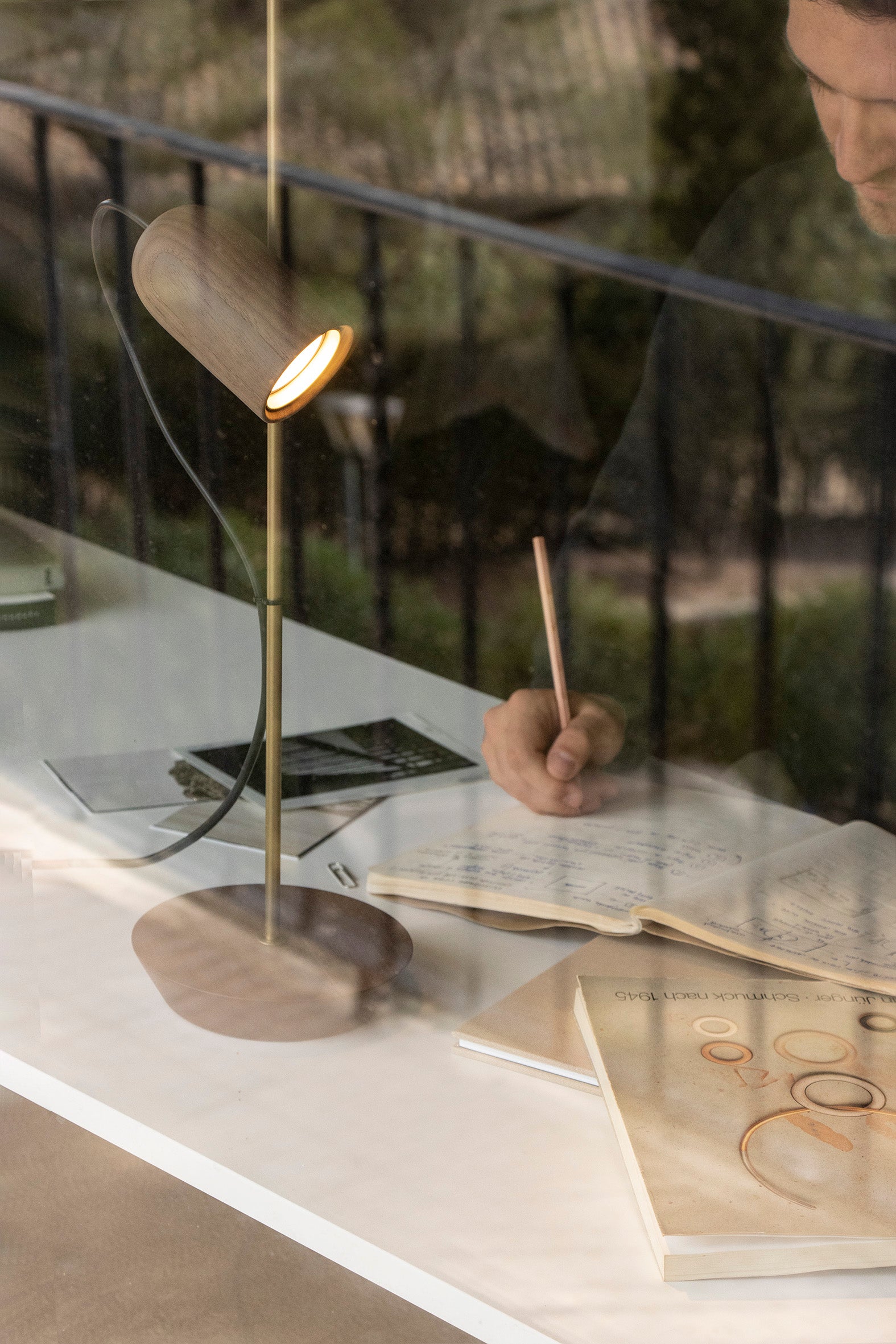 Lampa stołowa ONFA drewno orzechowe z mosiężnym wykończeniem