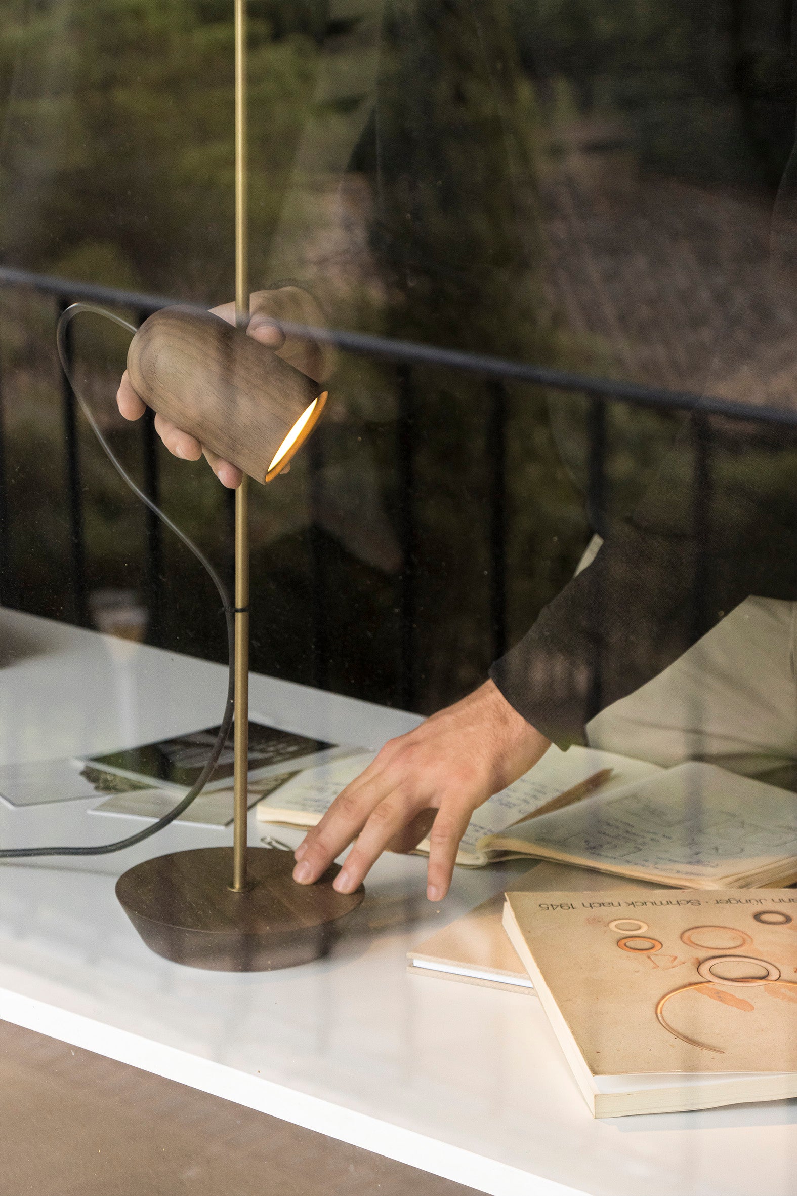 Lampa stołowa ONFA drewno orzechowe z mosiężnym wykończeniem