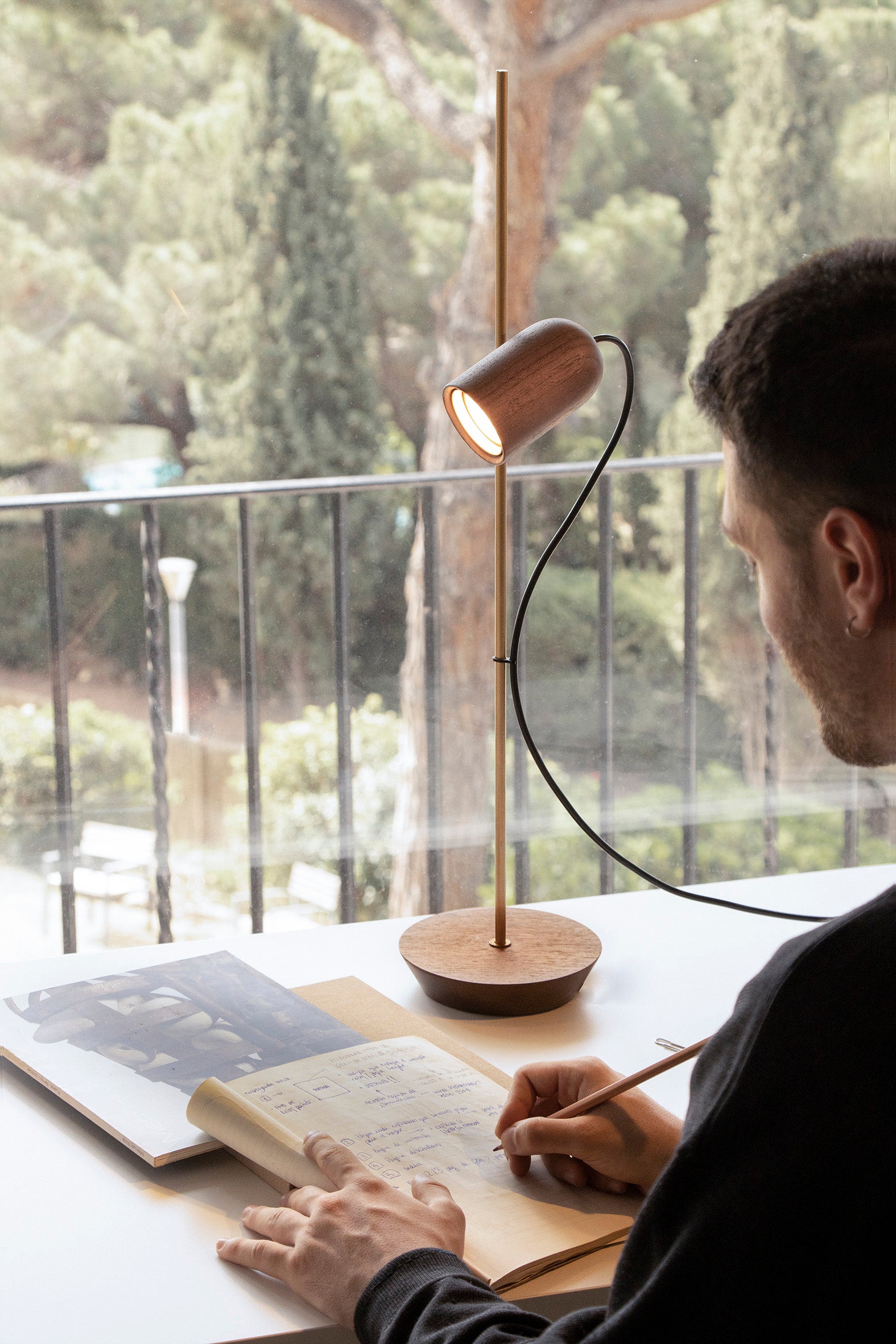 Lampa stołowa ONFA drewno orzechowe z mosiężnym wykończeniem