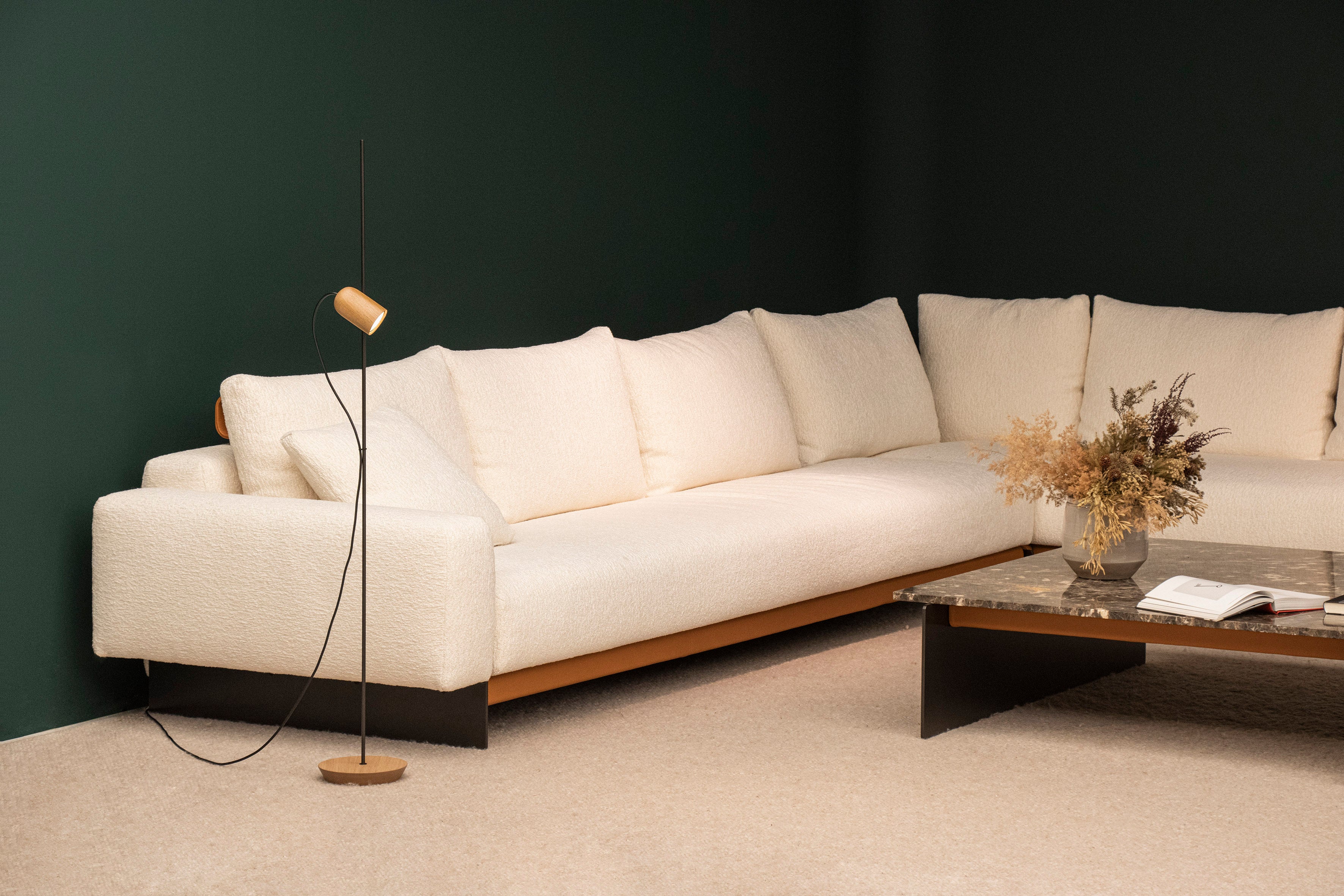 Stehlampe ONFA aus Eichenholz mit grafitfarbener Oberfläche