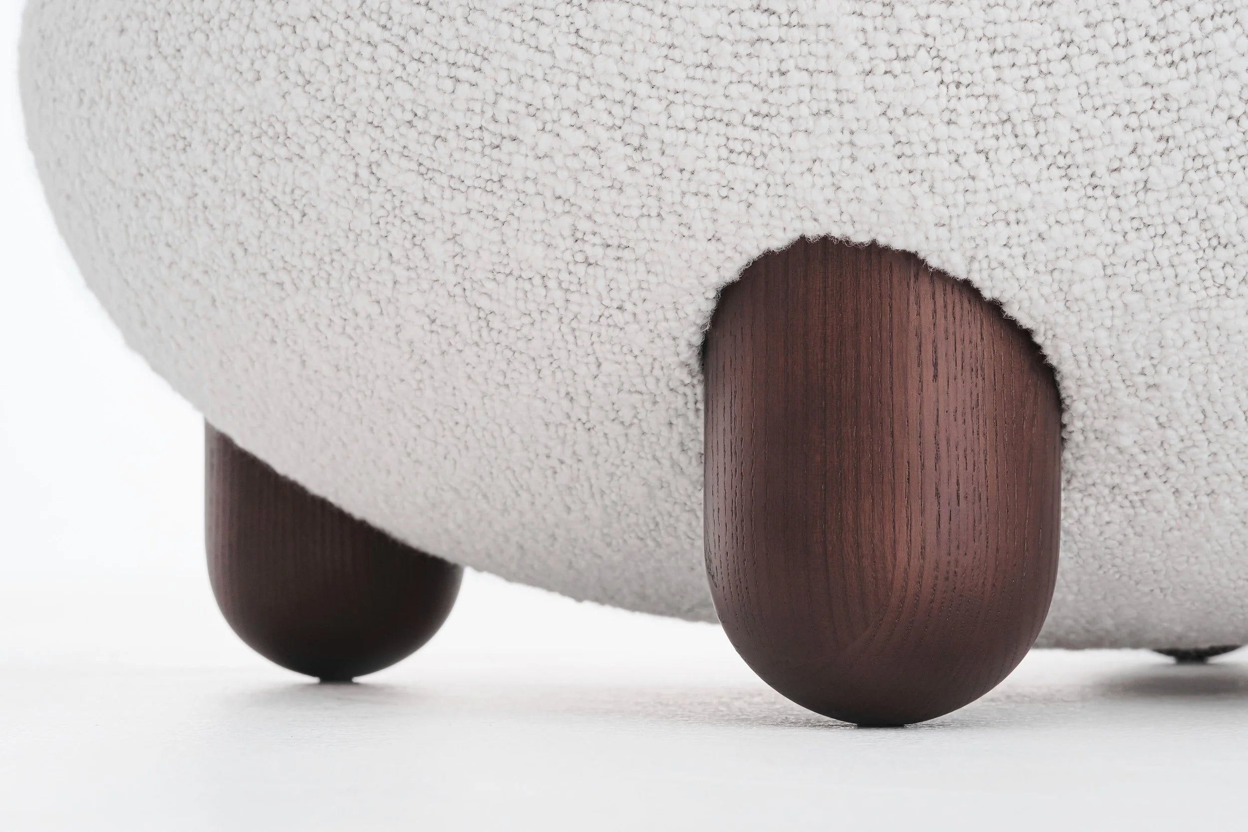 Puff FLOCK gepolstert mit Holzuntergestell