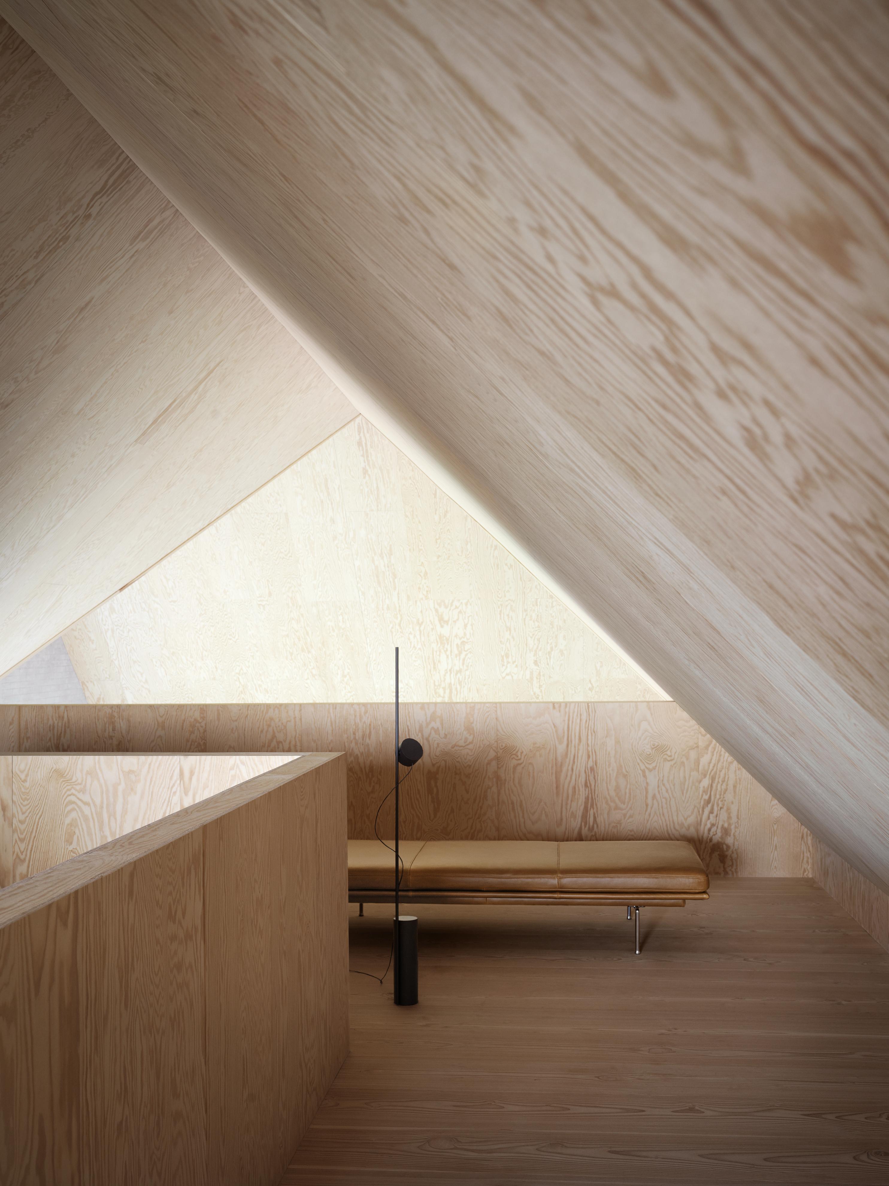 POST Floor Lamp Black