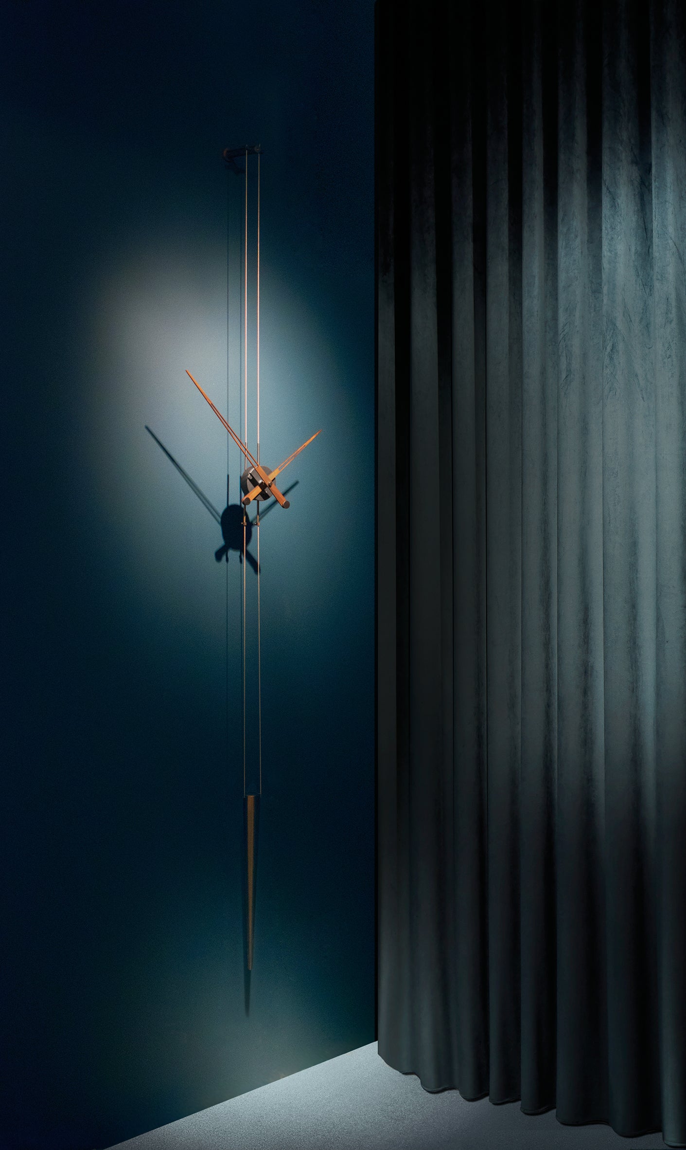 Wanduhr PENDULO aus Nussbaum mit Graphit