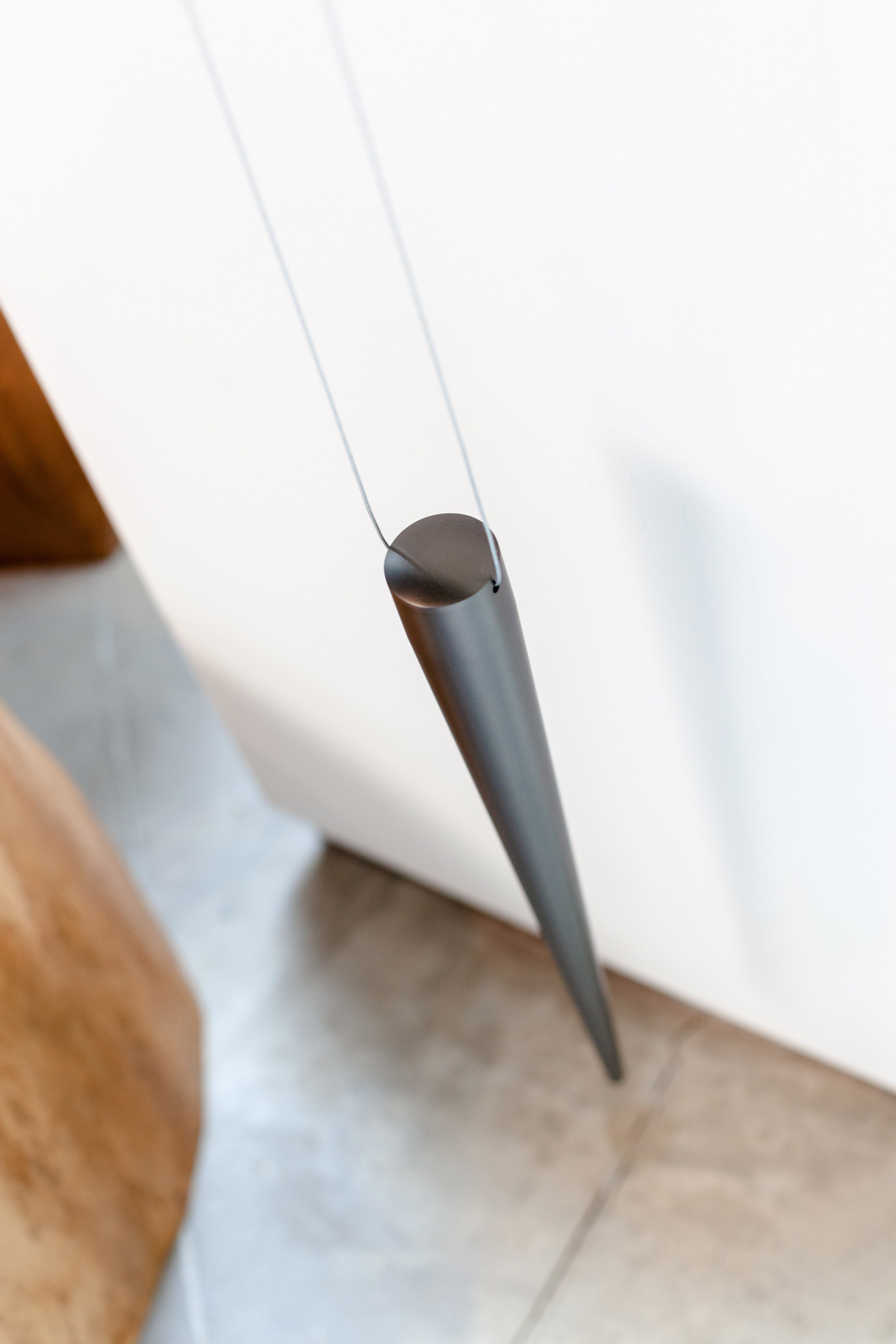 Wanduhr PENDULO aus Nussbaum mit Graphit