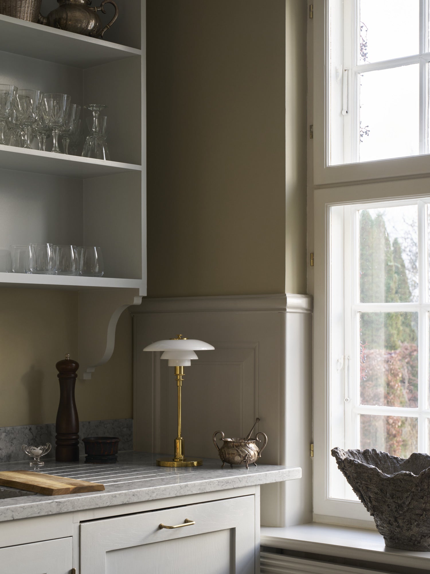 Lampa przenośna PH 2/1 biały z mosiężną podstawą