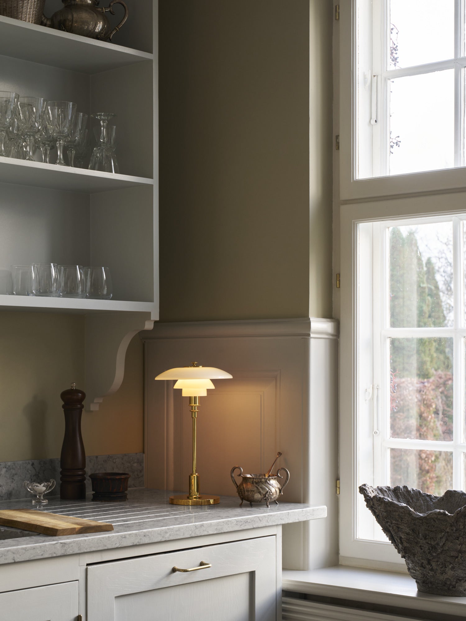 Lampa przenośna PH 2/1 biały z mosiężną podstawą