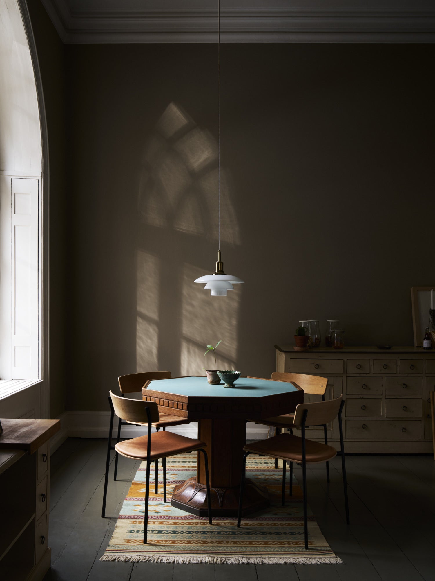 Pendelleuchte PH 3/2 weiß mit messingfarbener Oberfläche