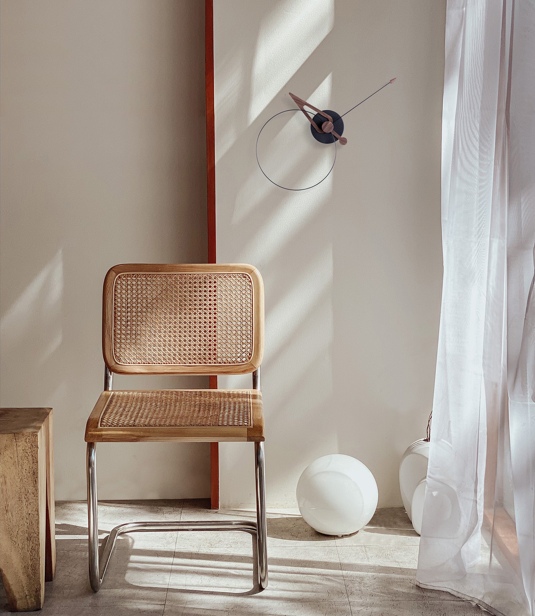 Wanduhr PICO aus Nussbaum mit Schwarz