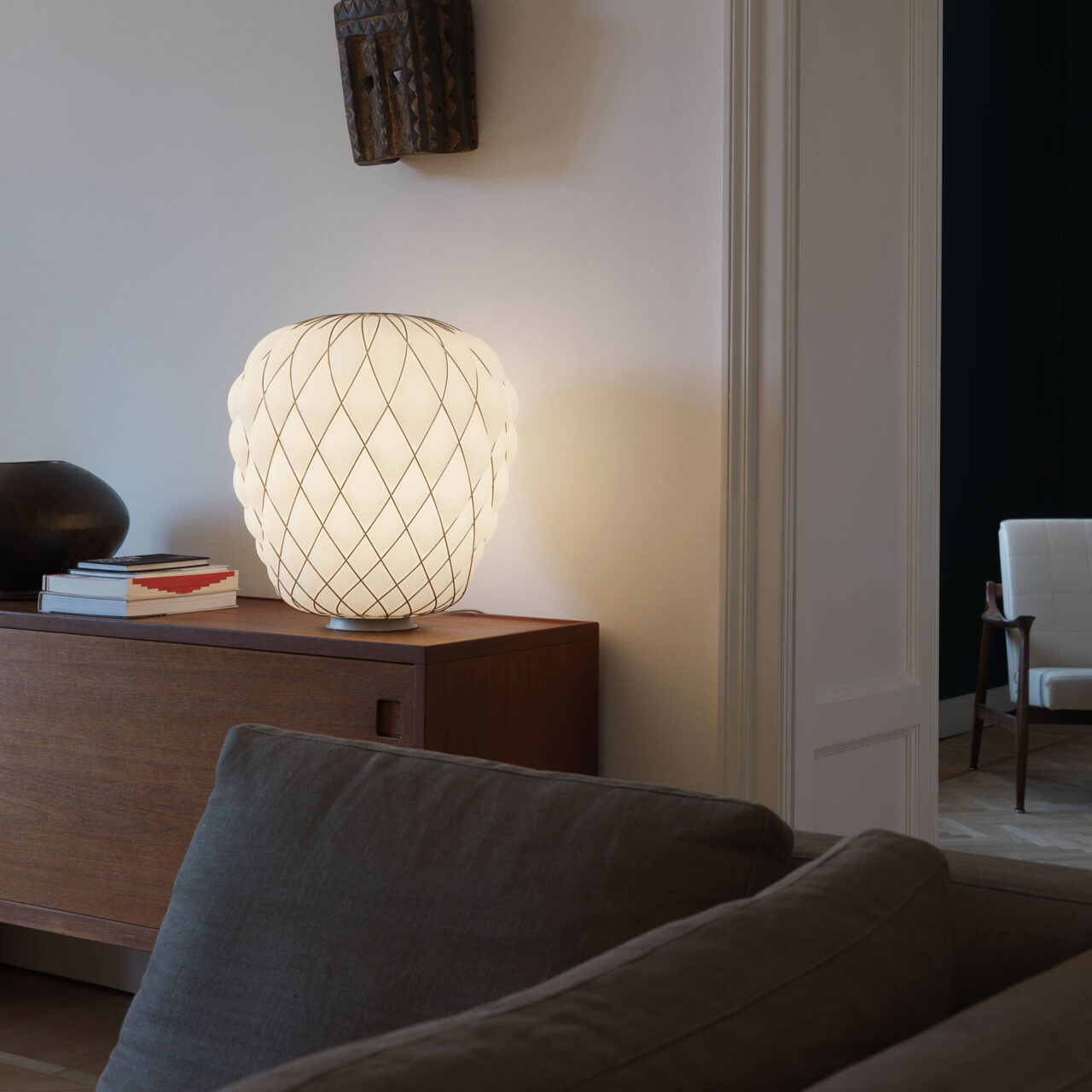 Lampa stołowa PINECONE chromowany z białym szkłem dmuchanym