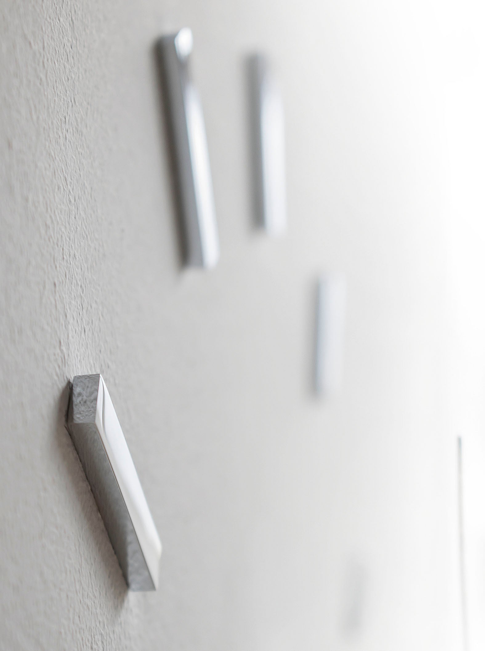 Wanduhr PUNTOS SUSPENSIVOS verchromt