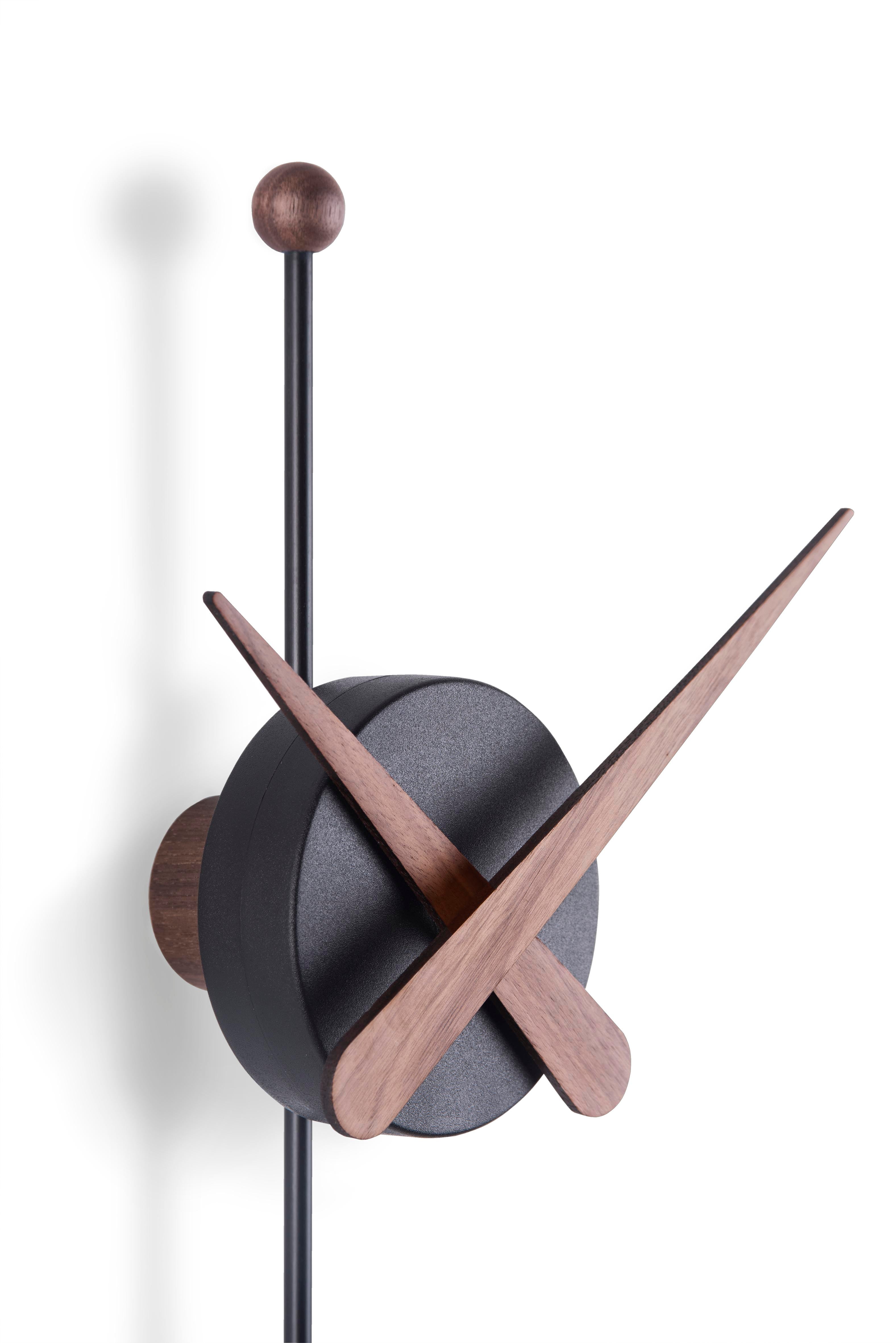Wanduhr PUNTA Nussbaum mit Schwarz