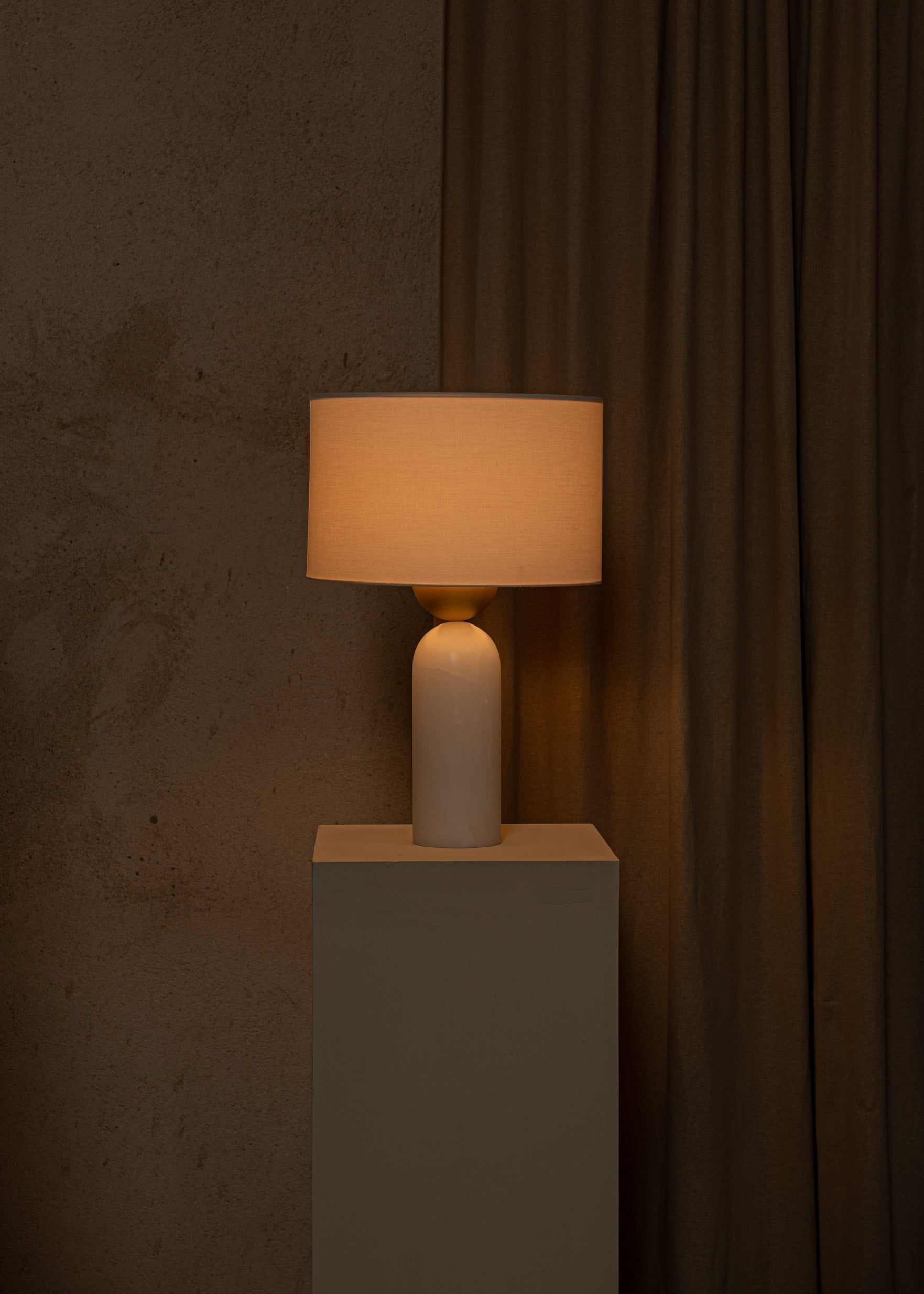 Lampa stołowa PEONA biały alabaster