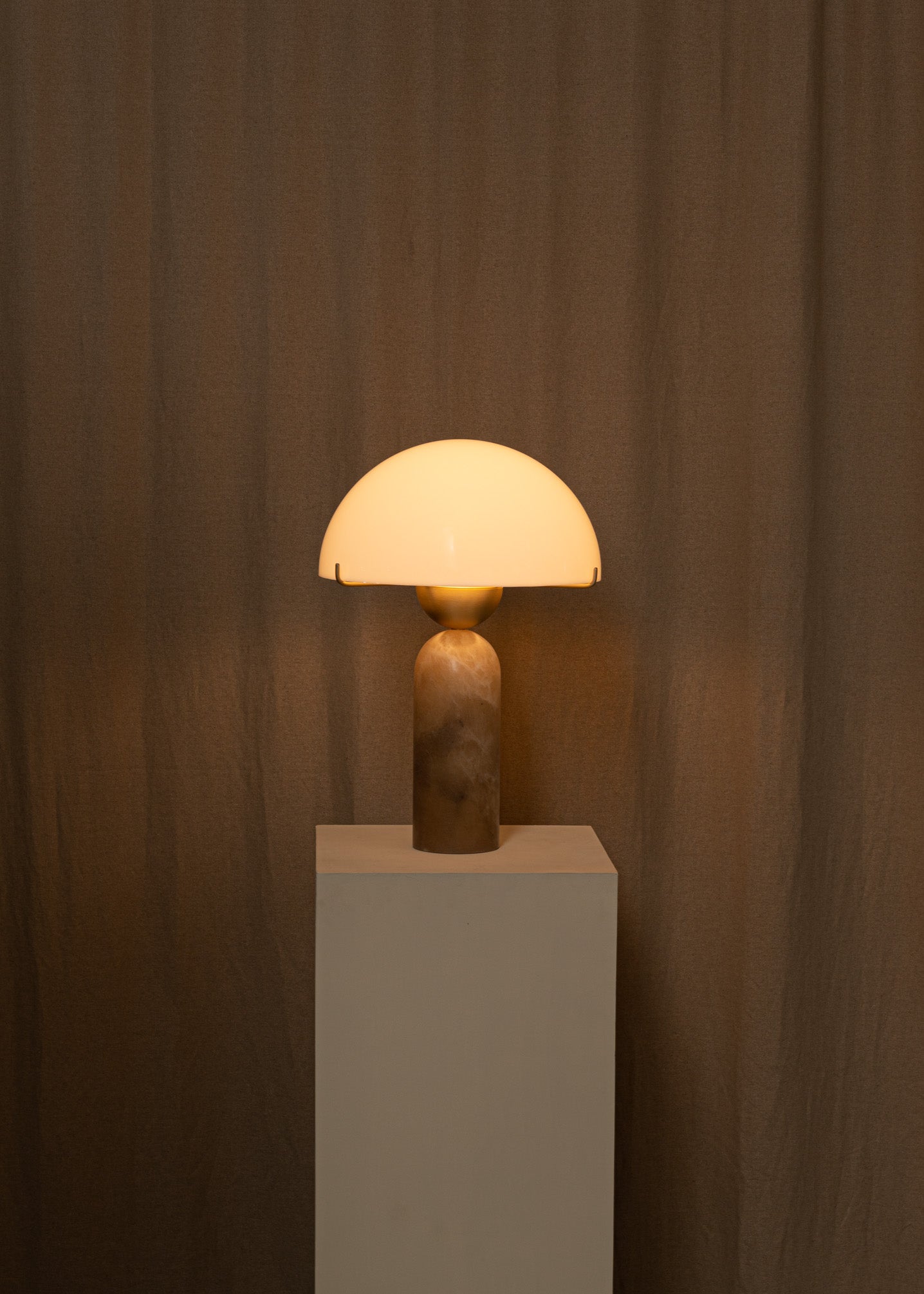 Lampa stołowa PEONO ciemnobeżowy alabaster