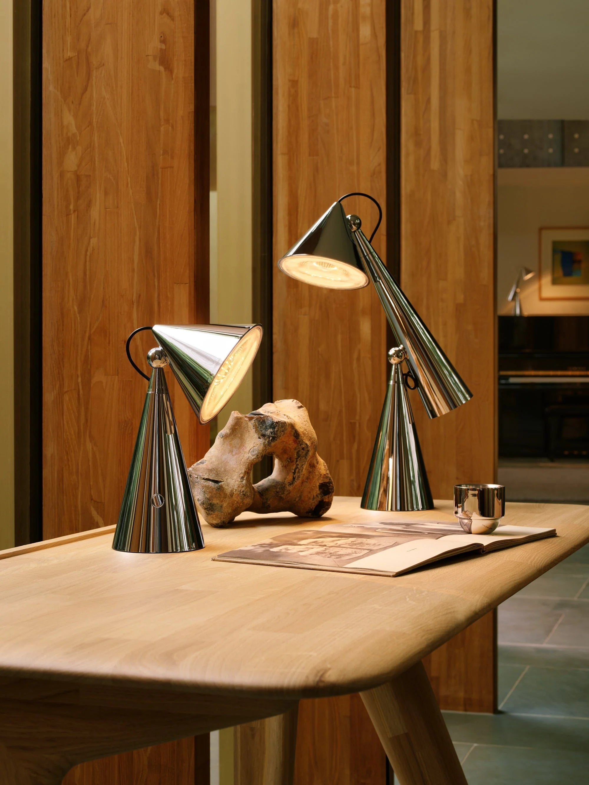 POSE silver table lamp