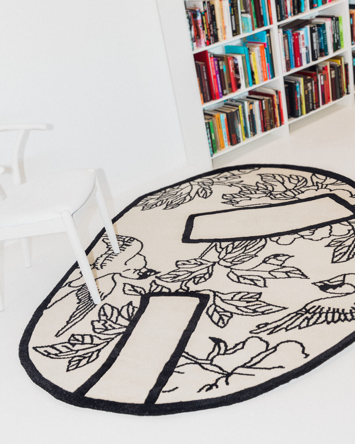 Dywan dekoracyjny owalny SHAPE OF A BREAK czarny