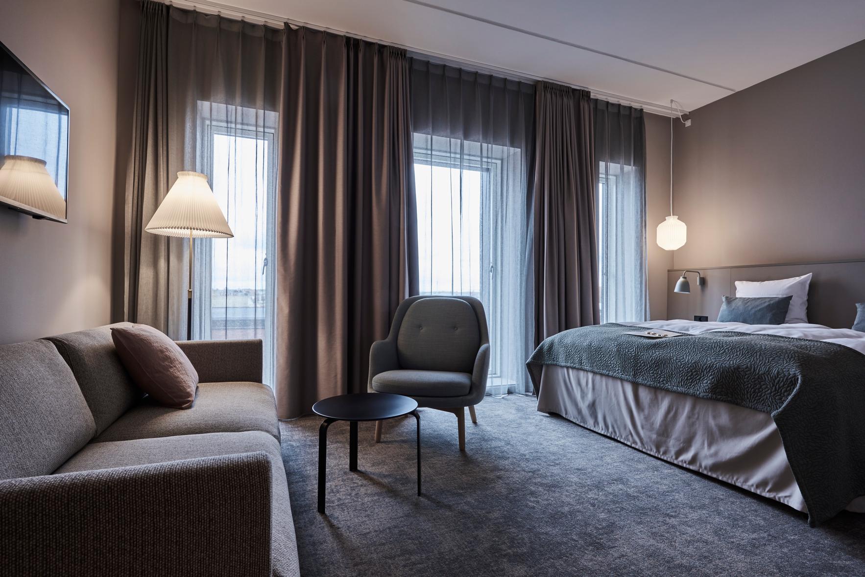 Lampa podłogowa MODEL 351 biały z czarno-złotą podstawą