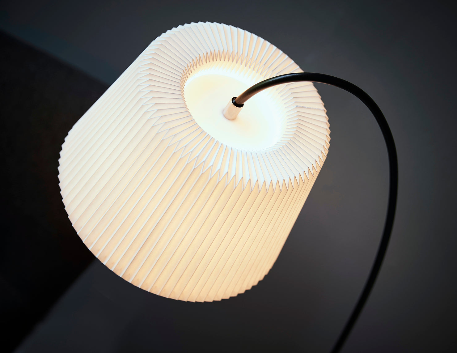 Lampa podłogowa MODEL 320 SNOWDROP biały z czarną podstawą