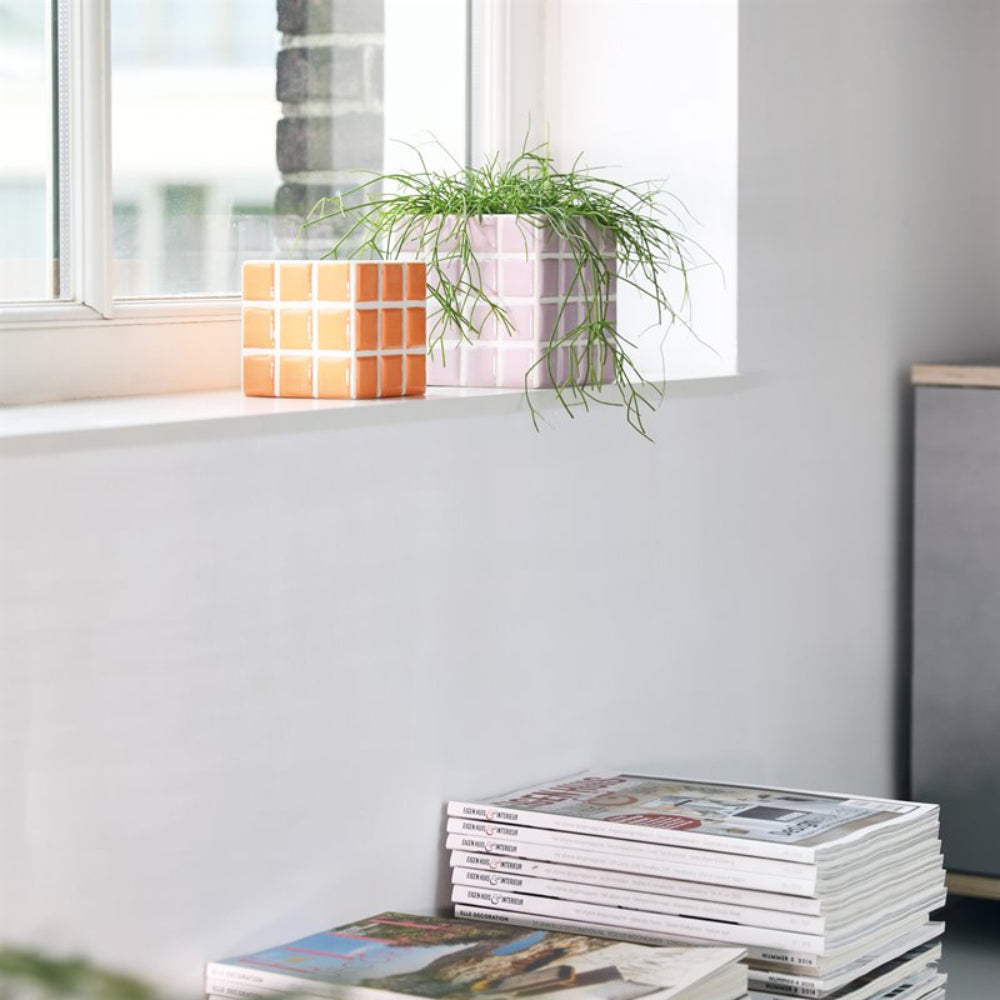 TILE pot in orange with white