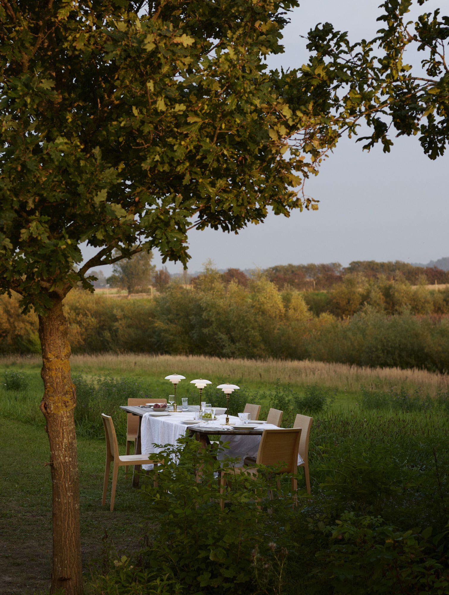 Lampa przenośna PH 2/1 biały z mosiężną podstawą