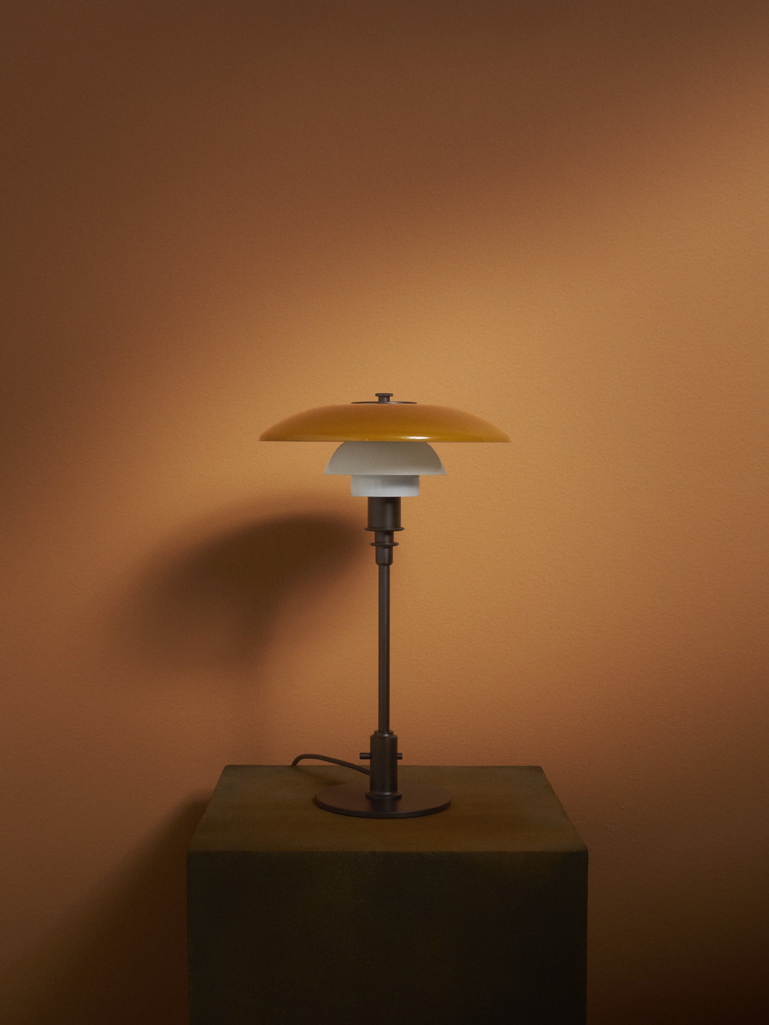 Lampa stołowa PH 3/2 - edycja stulecia biały z pomarańczowym z brązową podstawą
