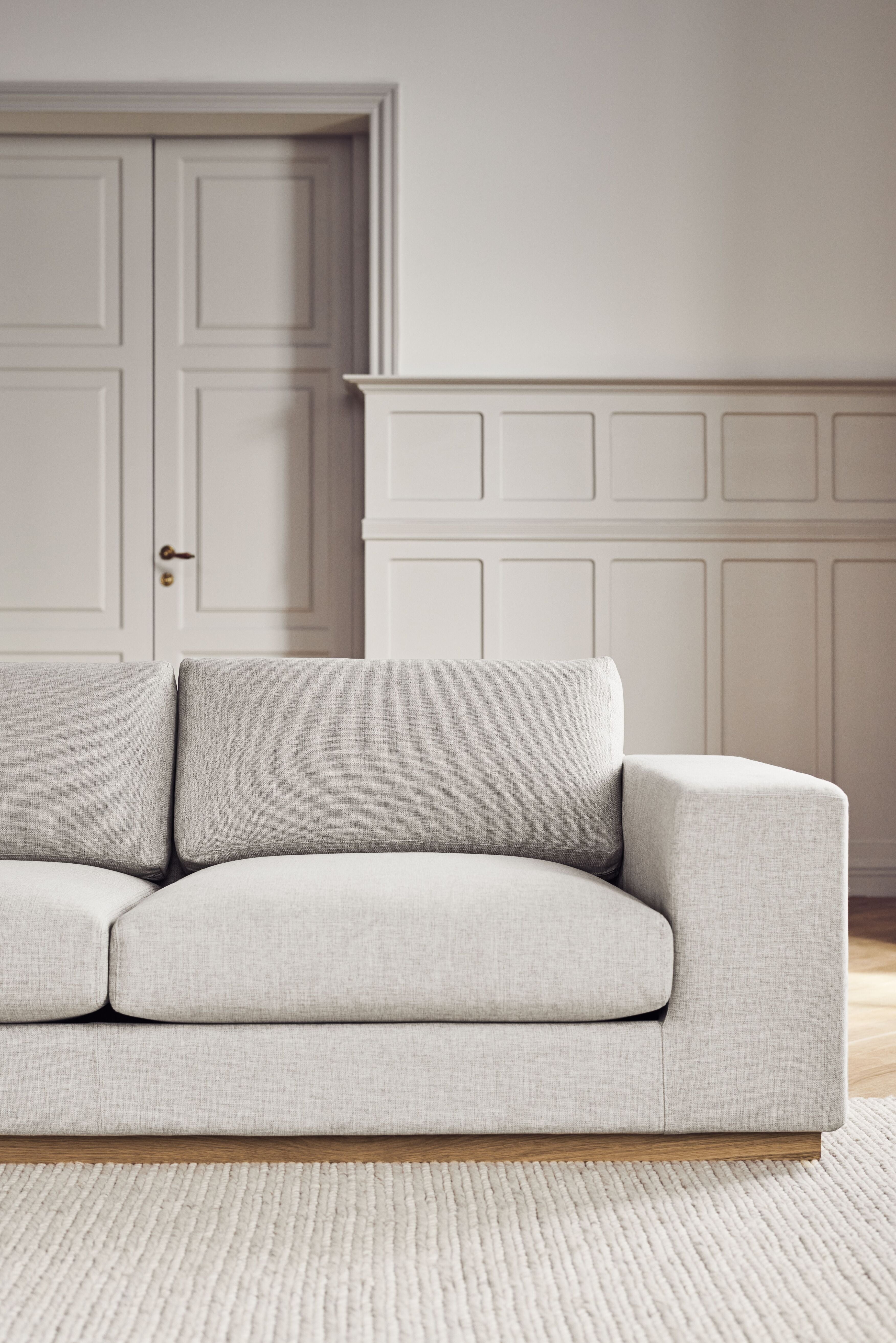 Eine Ecke mit einer Sepia -Chaise nach links mit einer Eichenbasis