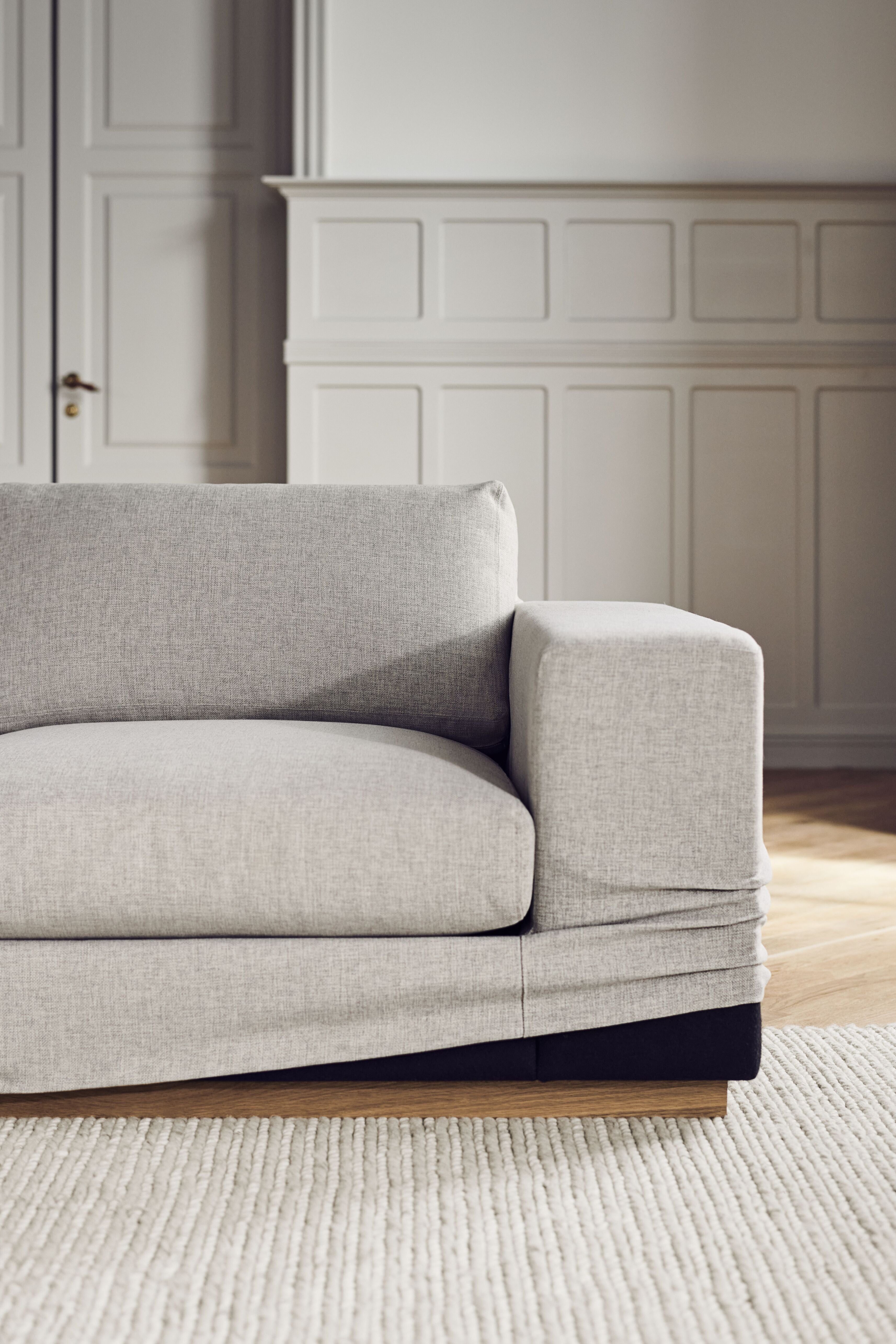 Eine Ecke mit einer Sepia -Chaise nach links mit einer Eichenbasis