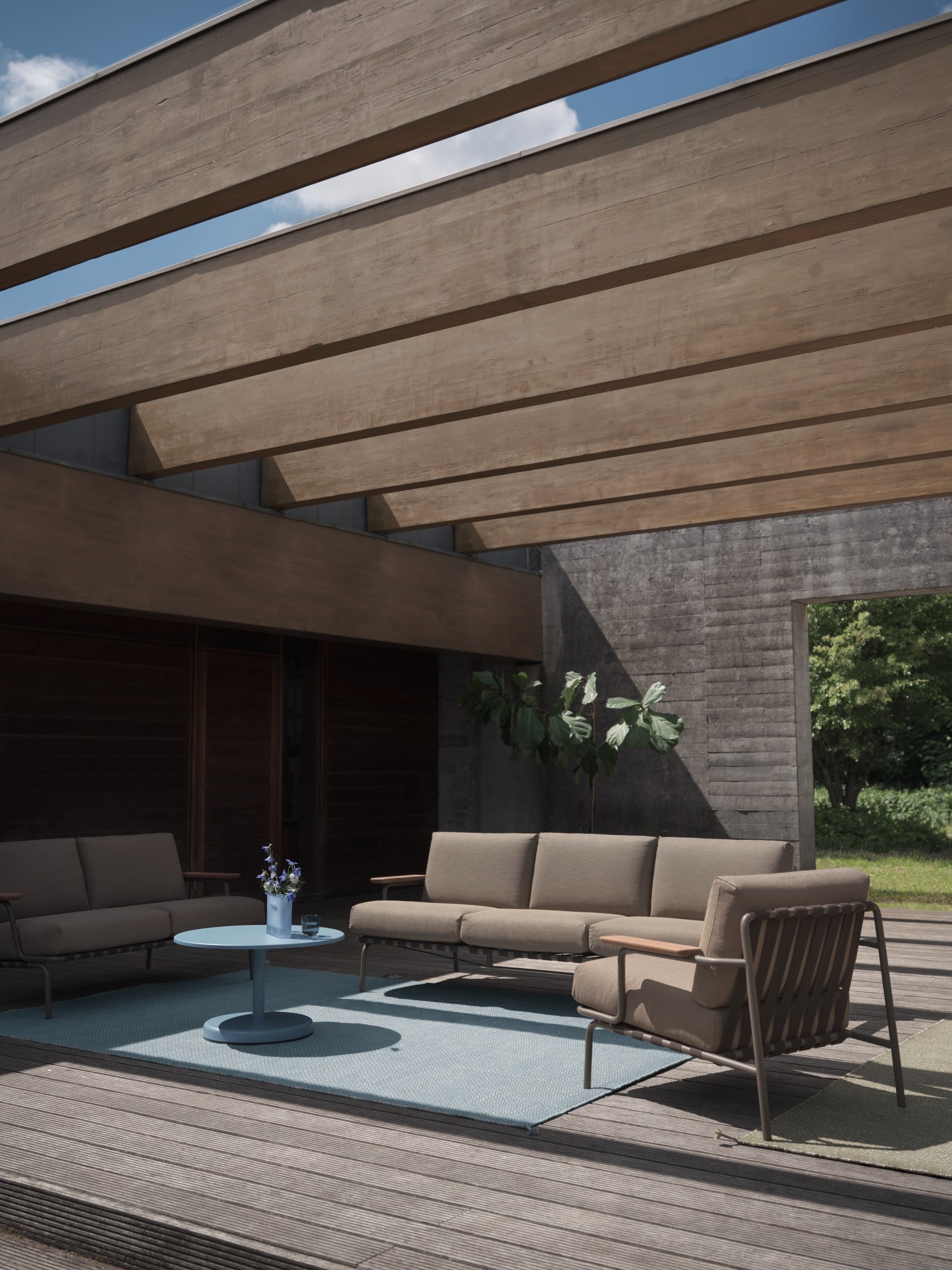 SETTLE brown outdoor armchair with taupe base [Amelia]