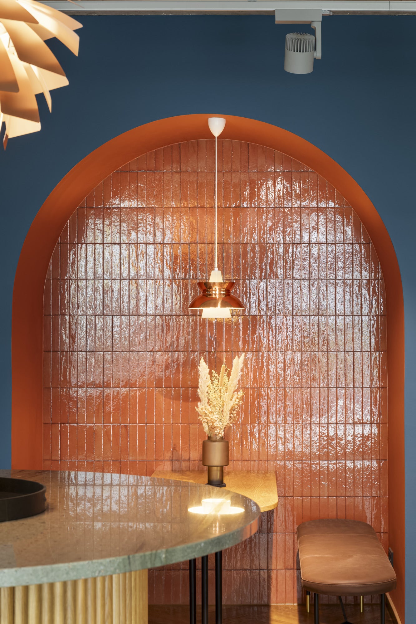 Lampa wisząca DOO-WOP biały z miedzianym wykończeniem