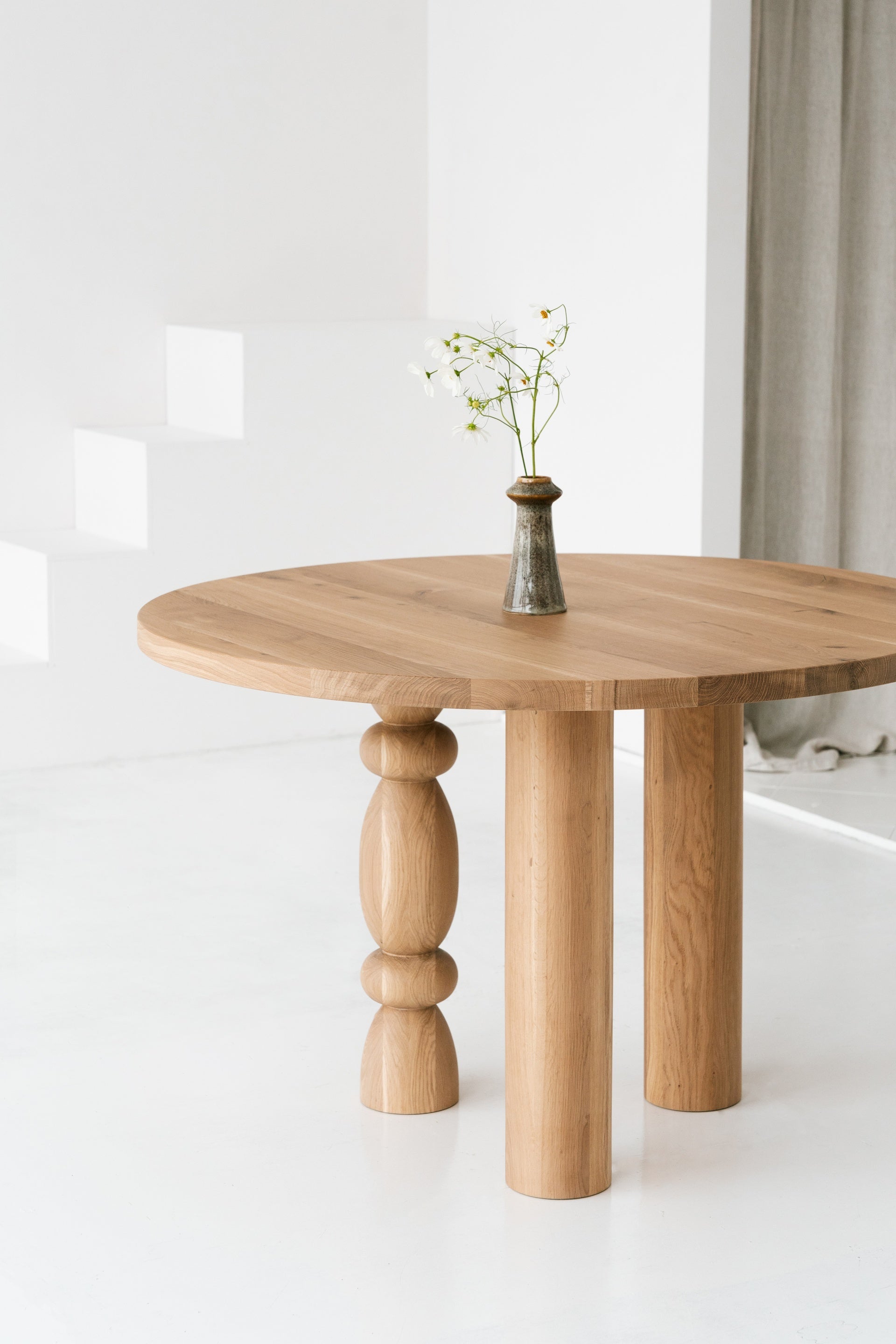 Round Table CIRI Oak Wood