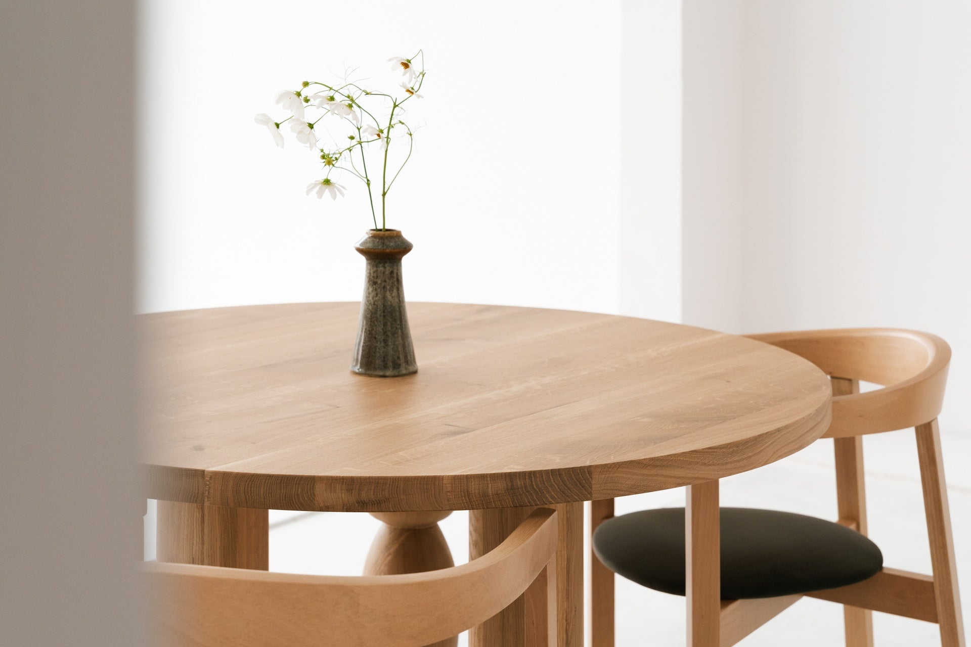 Round Table CIRI Oak Wood