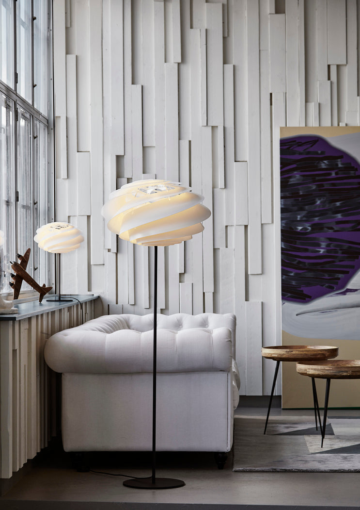Lampa podłogowa MODEL 331 SWIRL biały z czarną podstawą