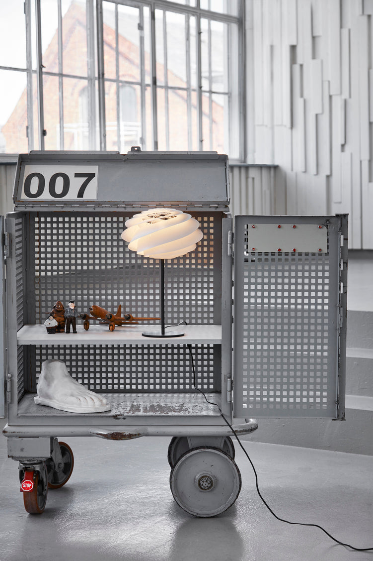 Lampa podłogowa MODEL 331 SWIRL biały z czarną podstawą