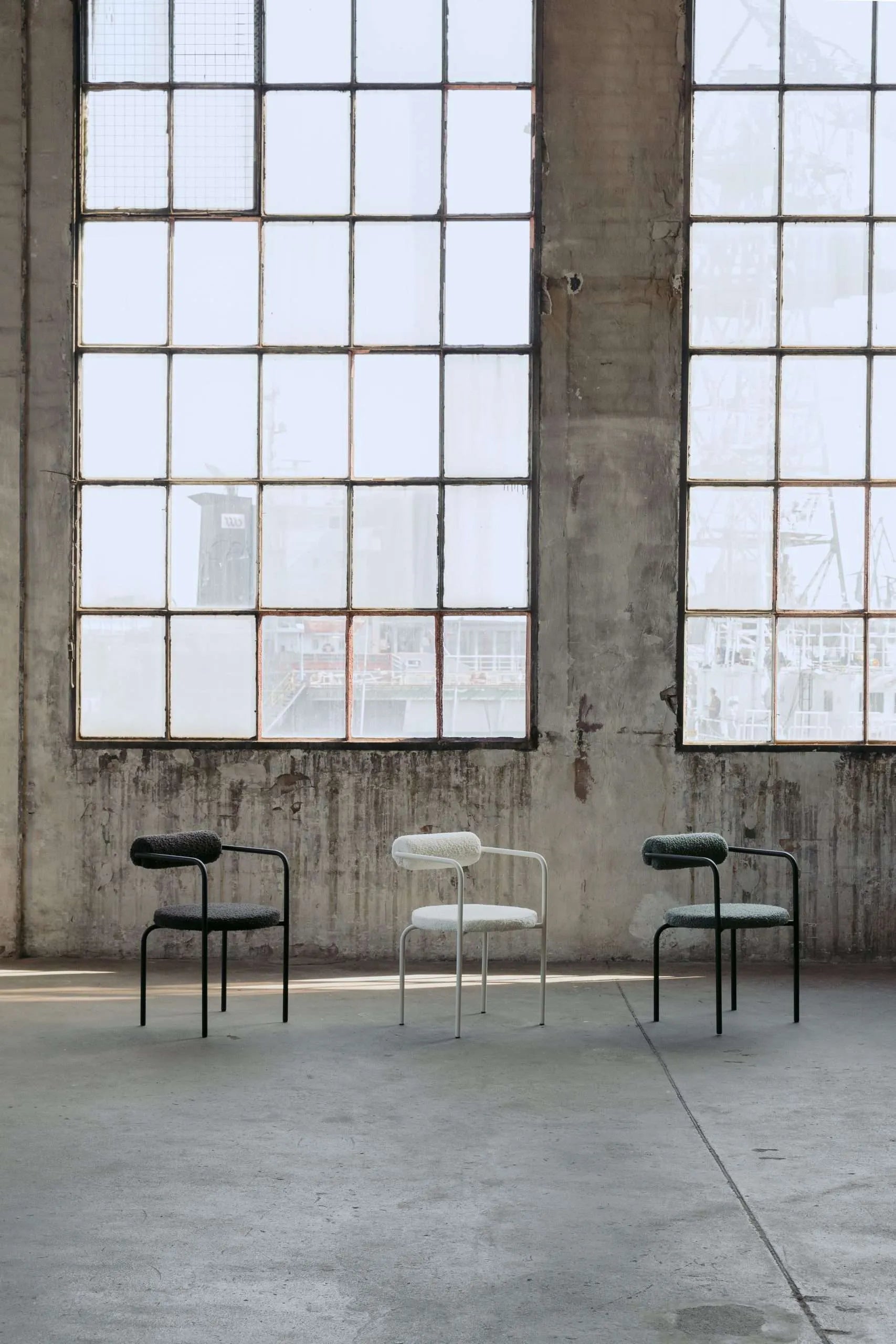 Krzesło z podłokietnikami SAGE tapicerowane z metalową podstawą