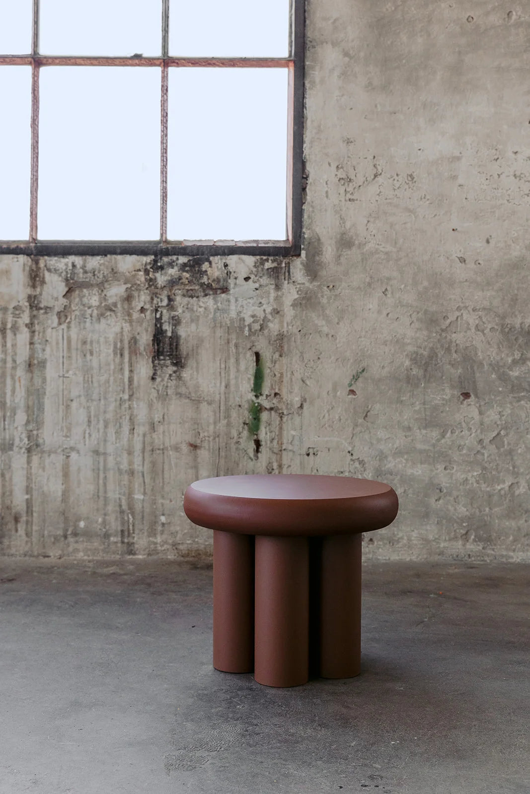 Stolik boczny ZAIRA drewniany z metalowym wykończeniem