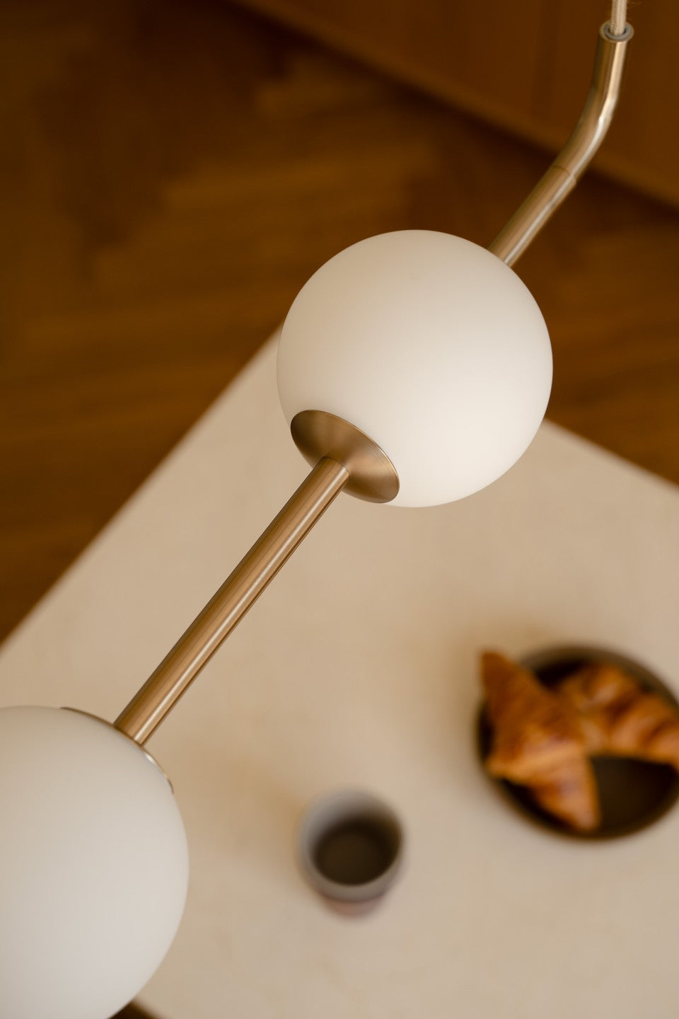 Lampa wisząca AUDREY LINEAR biały ze złotą wstawką