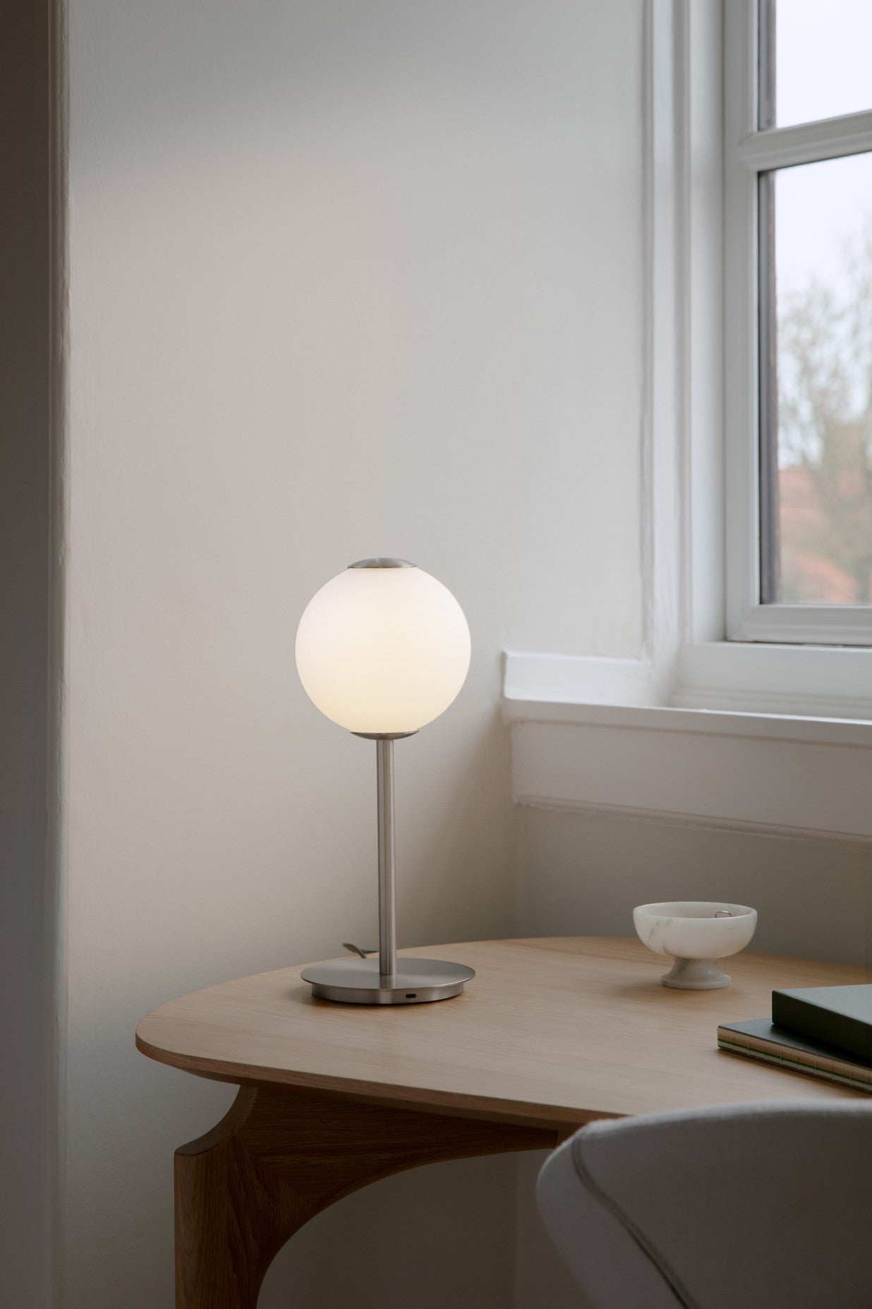 AUDREY table lamp in white with silver insert