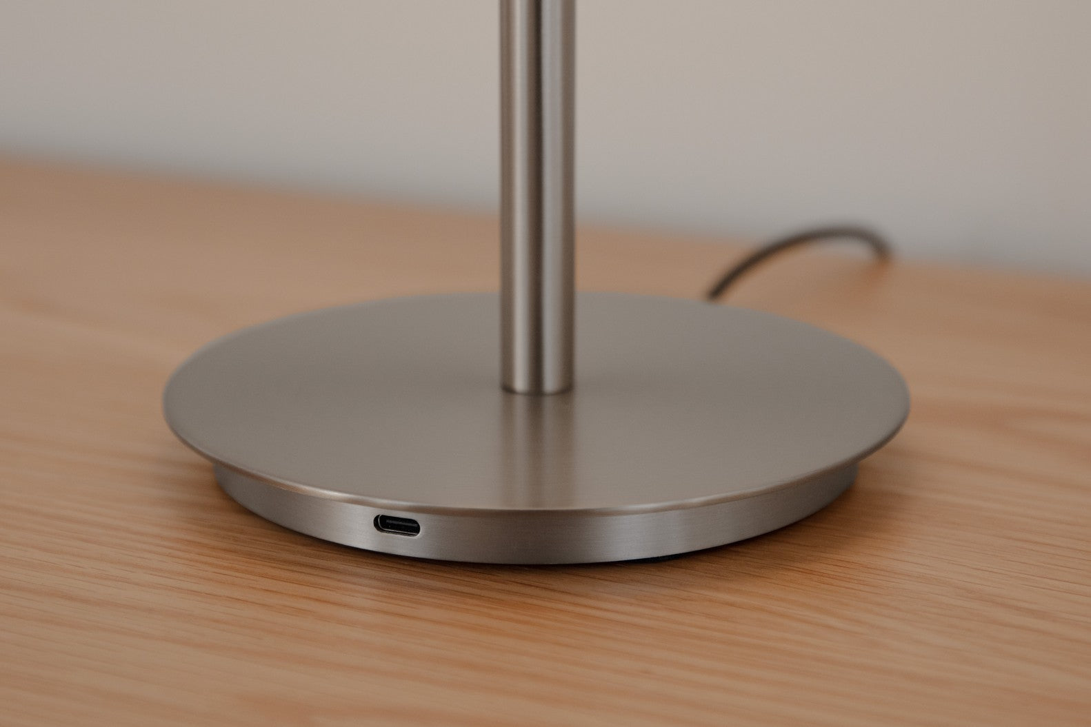 AUDREY table lamp in white with silver insert