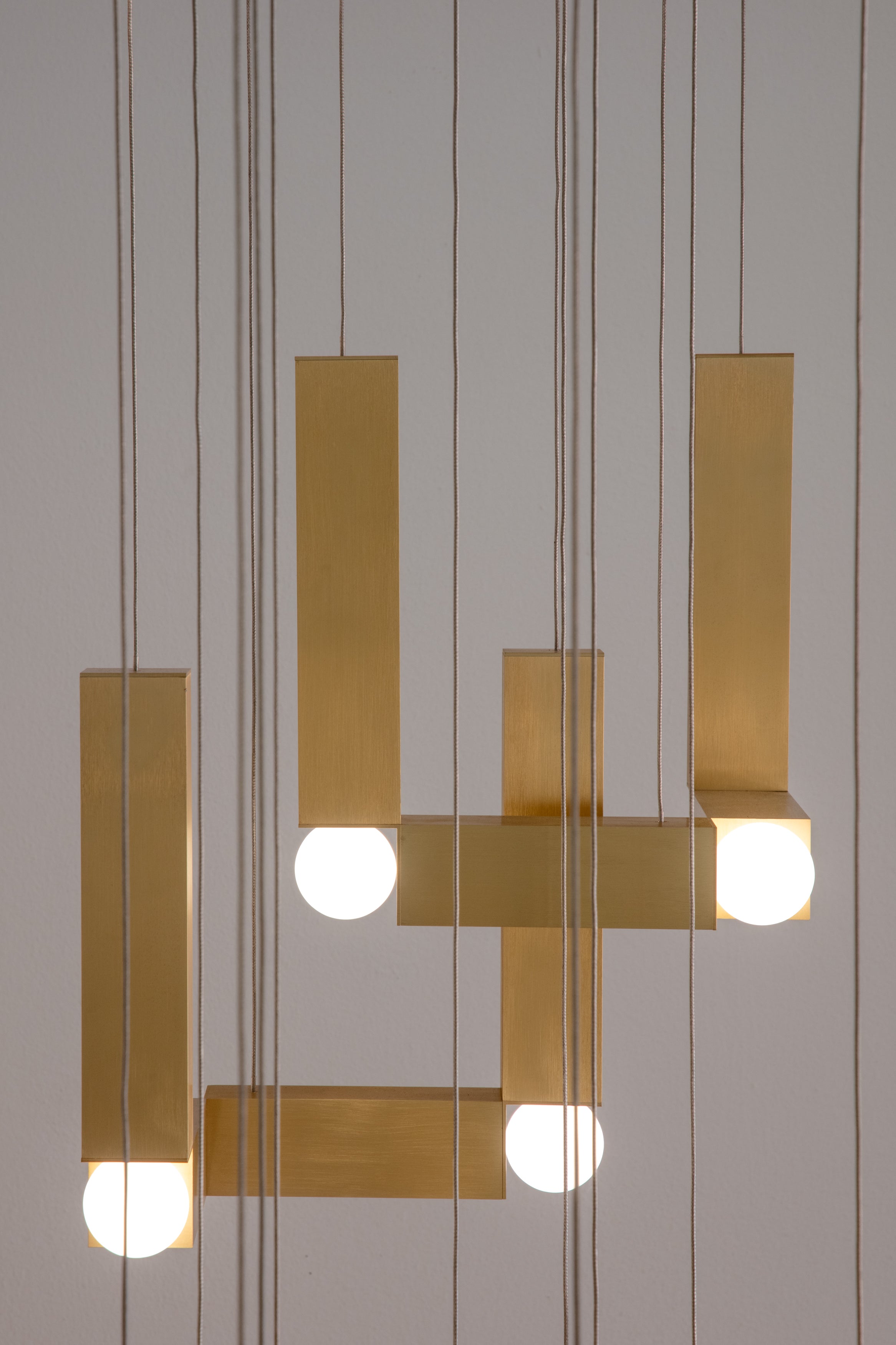 Lampa wisząca VESPER DUO opalowy klosz ze złotym wykończeniem