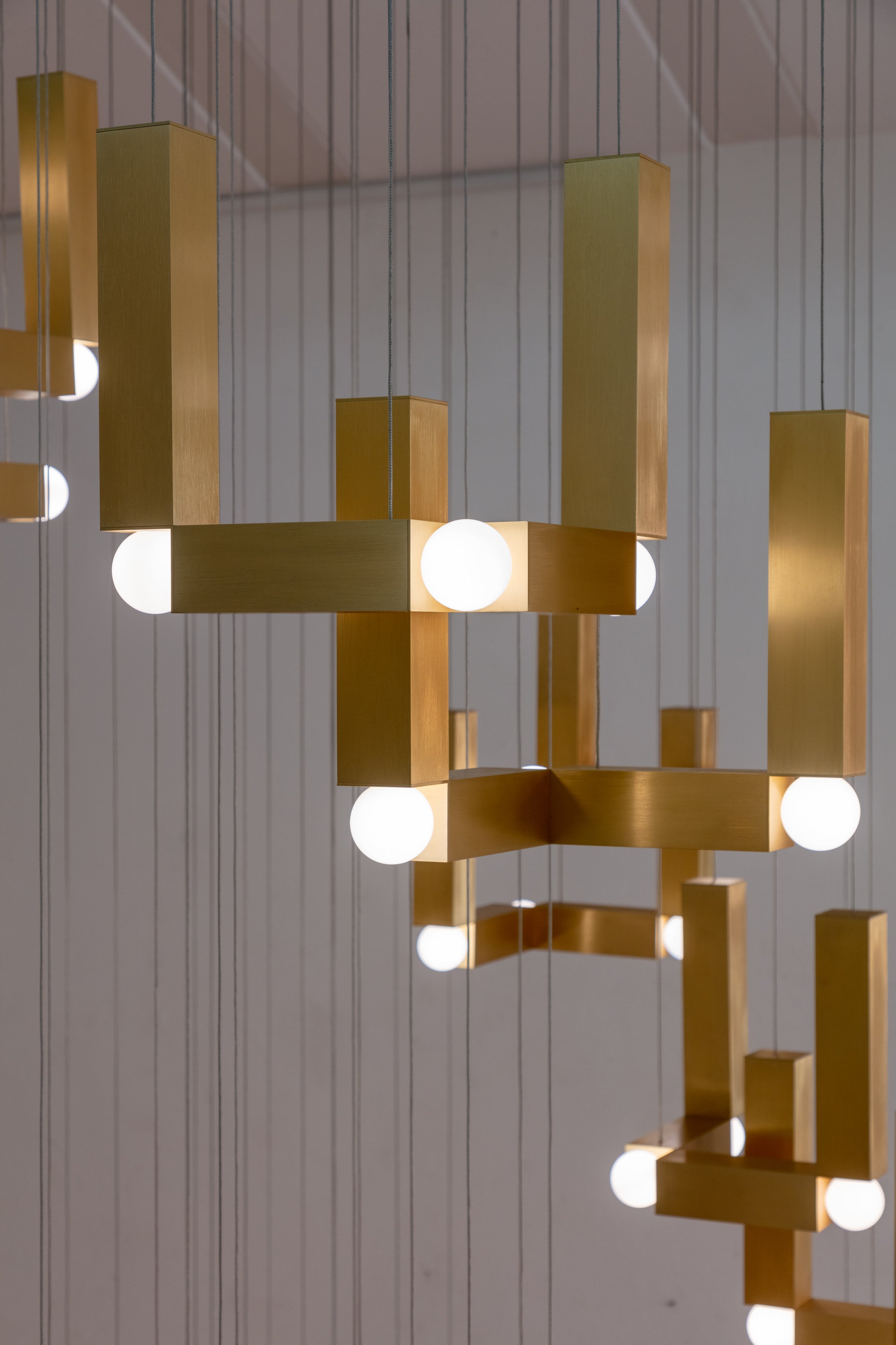 Lampa wisząca VESPER DUO opalowy klosz ze złotym wykończeniem