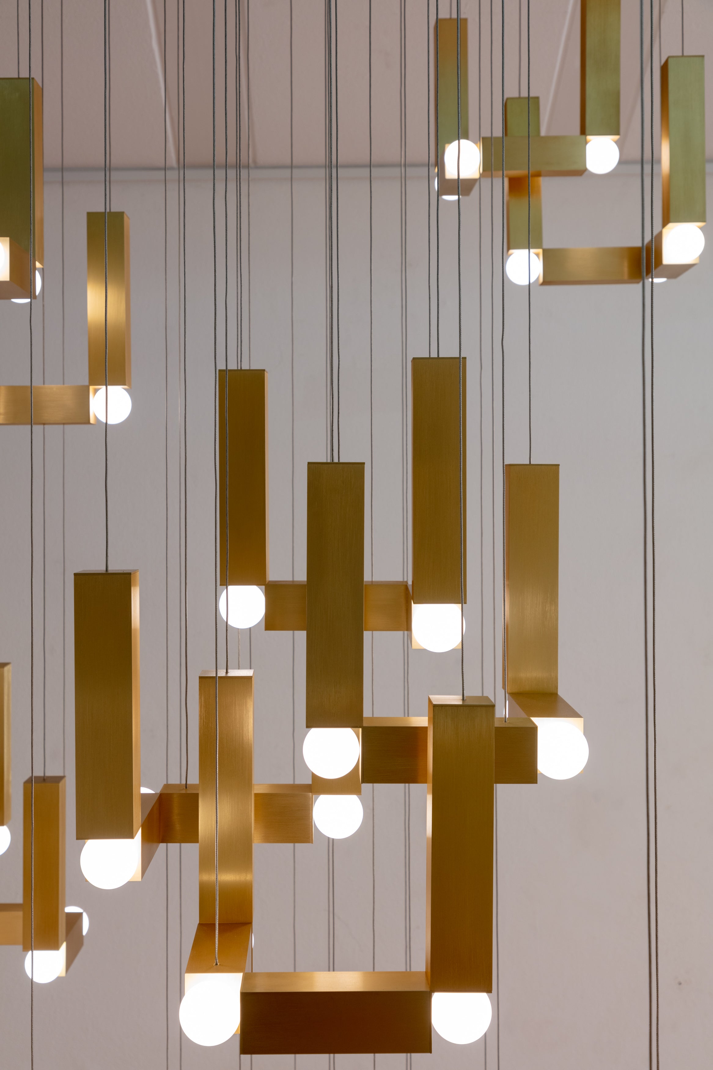 Lampa wisząca VESPER QUATTRO opalowy klosz z brązowym wykończeniem
