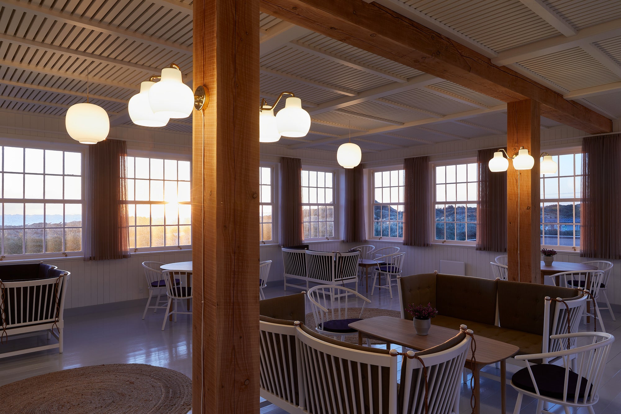 VL RING CROWN 2 Wall Lamp white with brass base