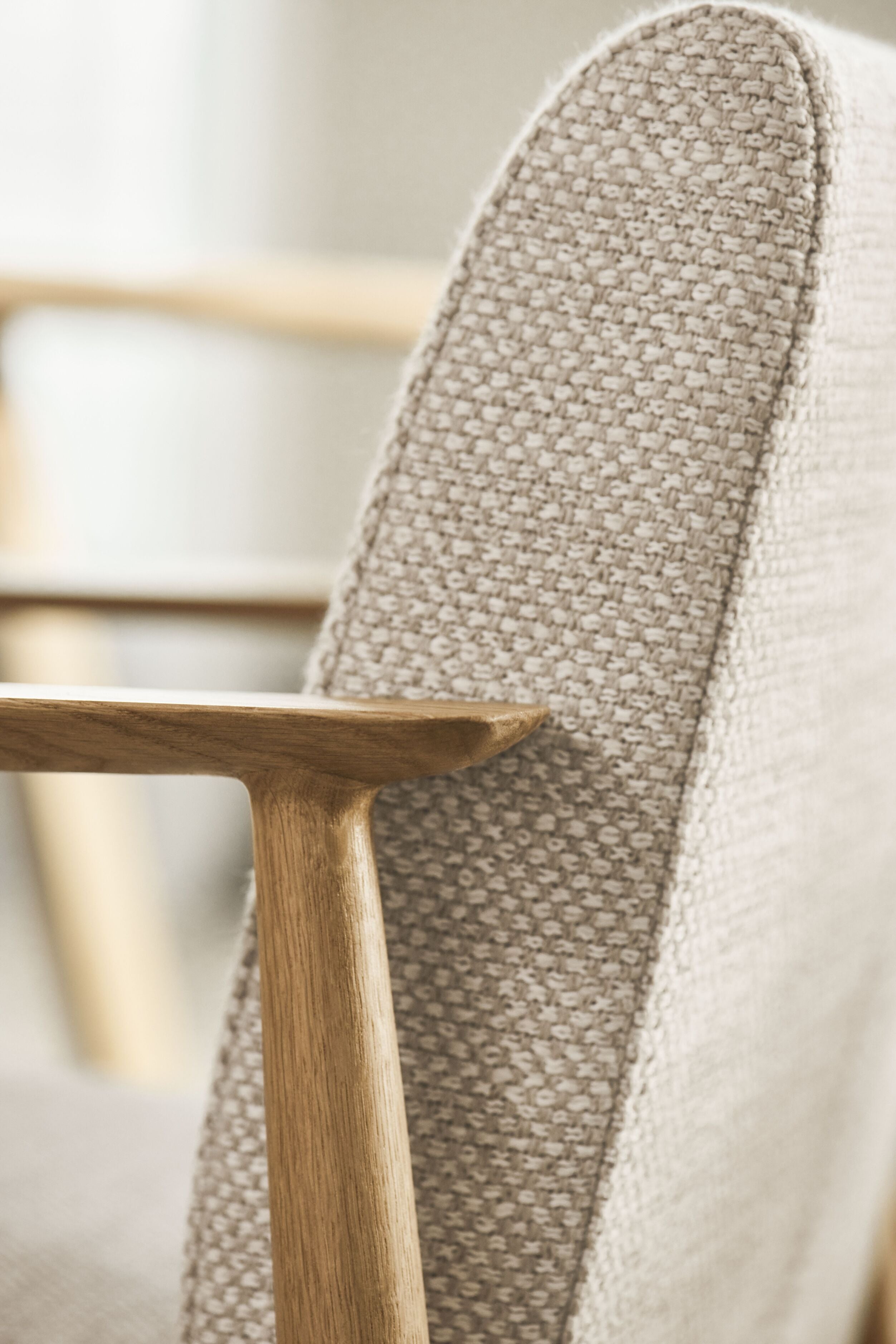 Sofa tapicerowana VISTI podstawa z ciemnego drewna dębowego