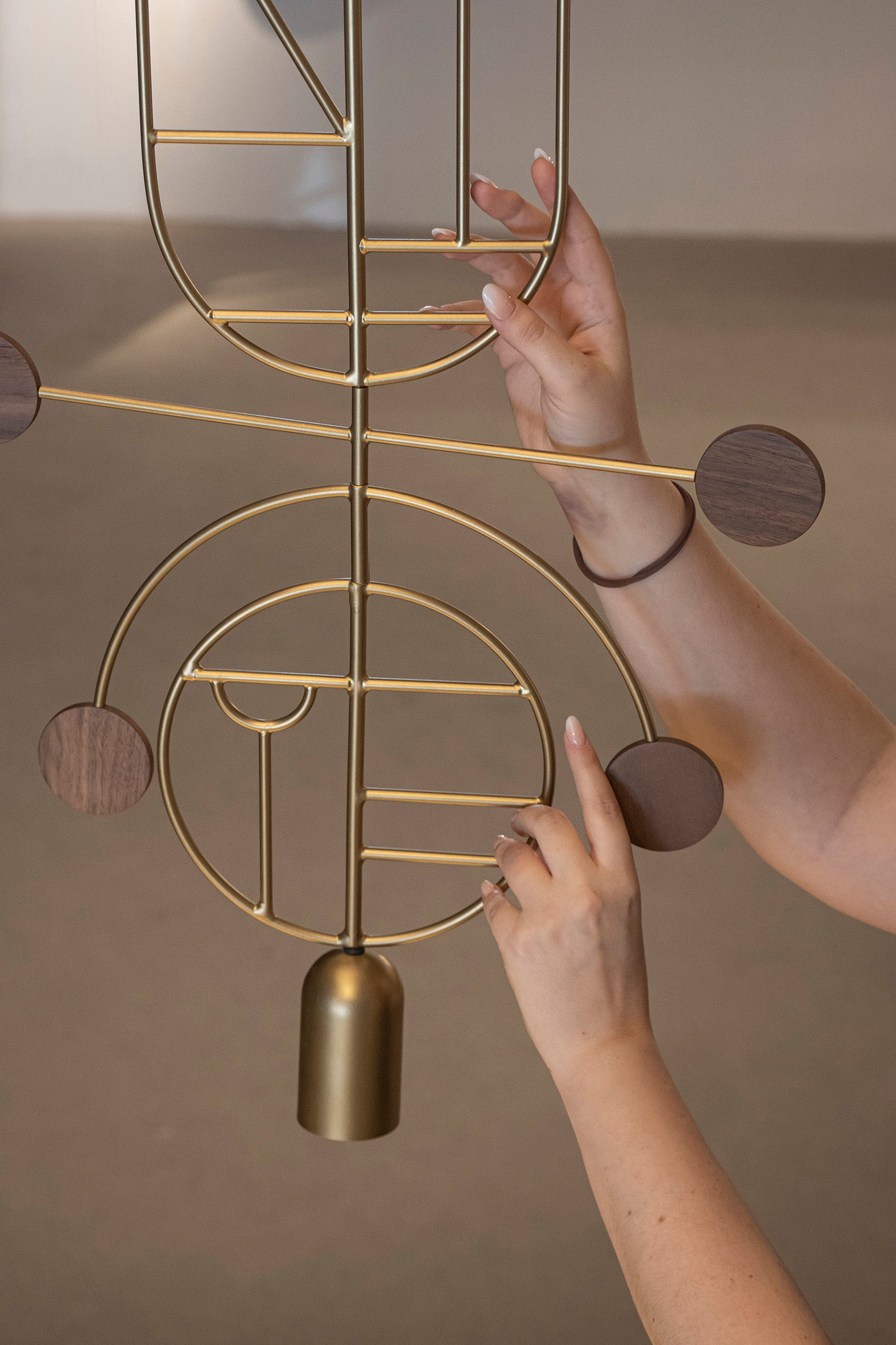 Pendelleuchte WOODEN DOTS WDS08 messing mit Nussbaumholz