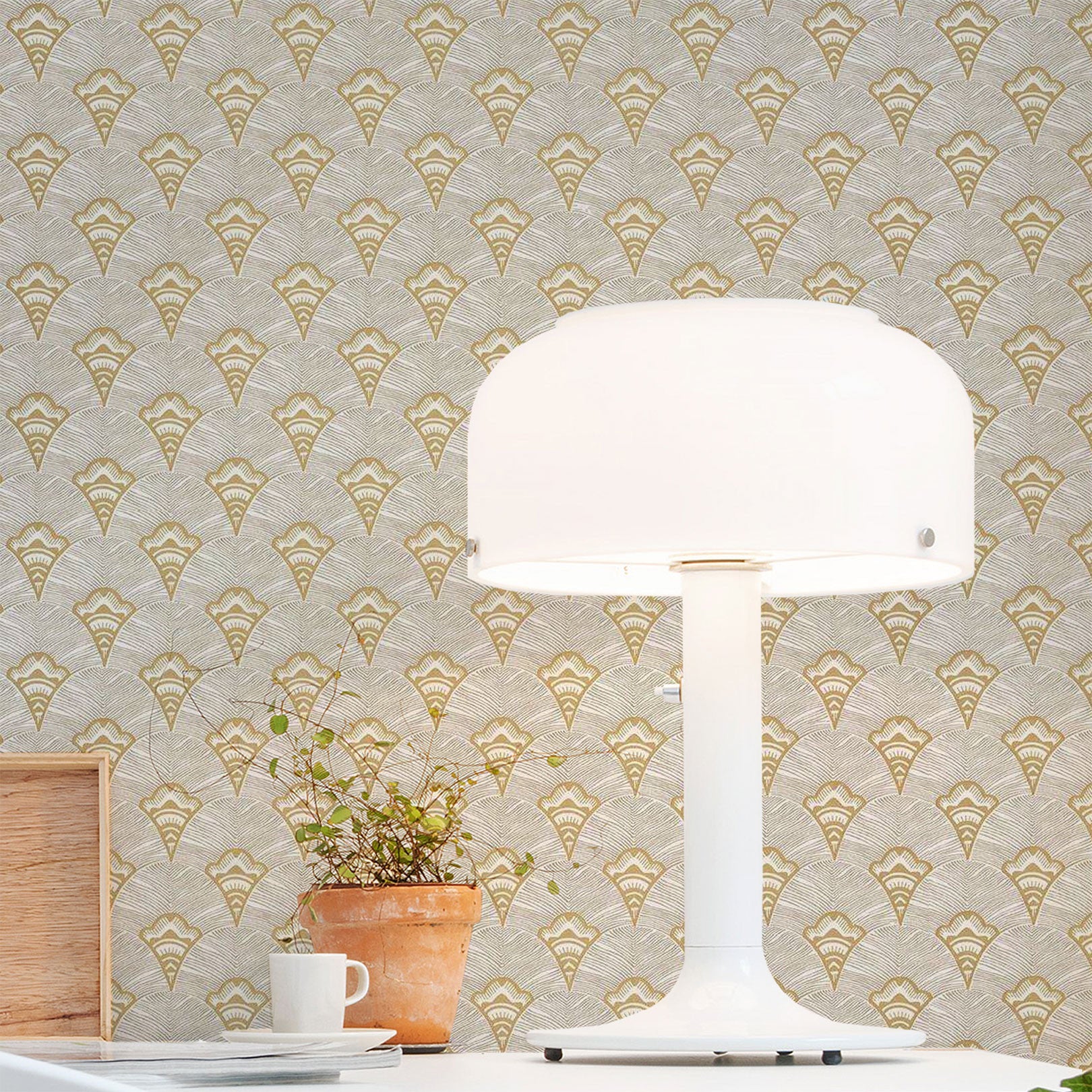 Strukturtapete mit abstraktem Fächerdesign ADENIUM - SABLE sandfarben mit Gold