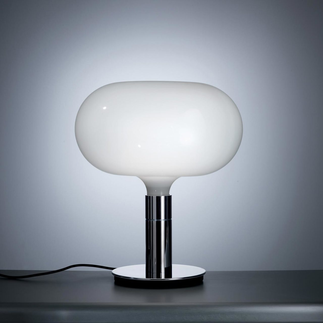Am1n Tischlampe Chrom mit weißem Glas