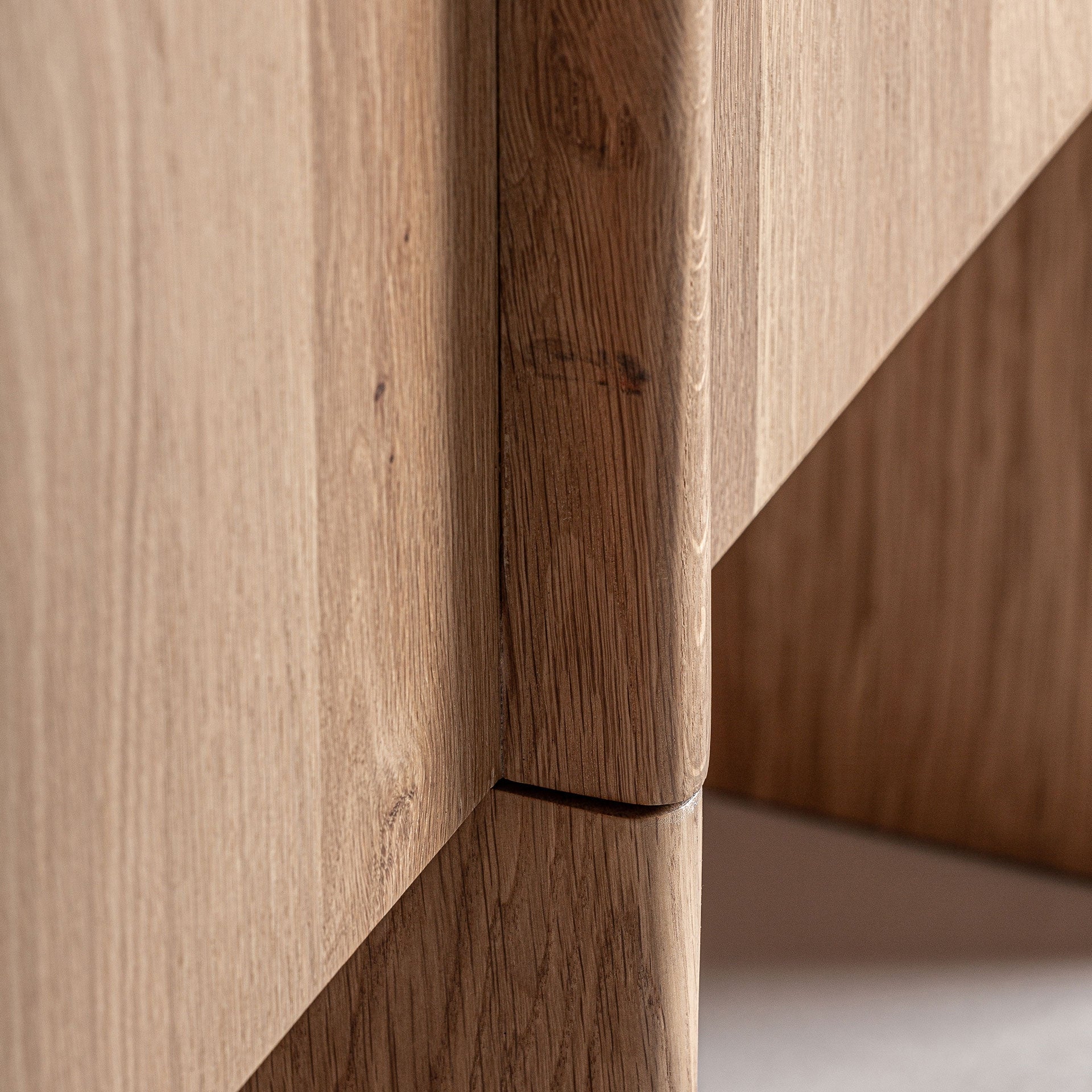 NARA Legged Chest of Drawers in Oak Wood with Marble Top